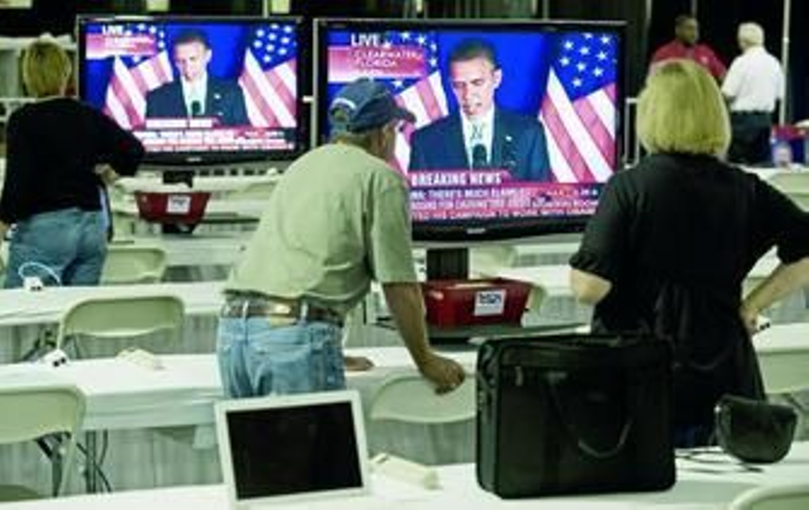 Técnicos encargados de preparar el debate daban el jueves los últimos toques al despliegue preparado en la Universidad de Mississippi.