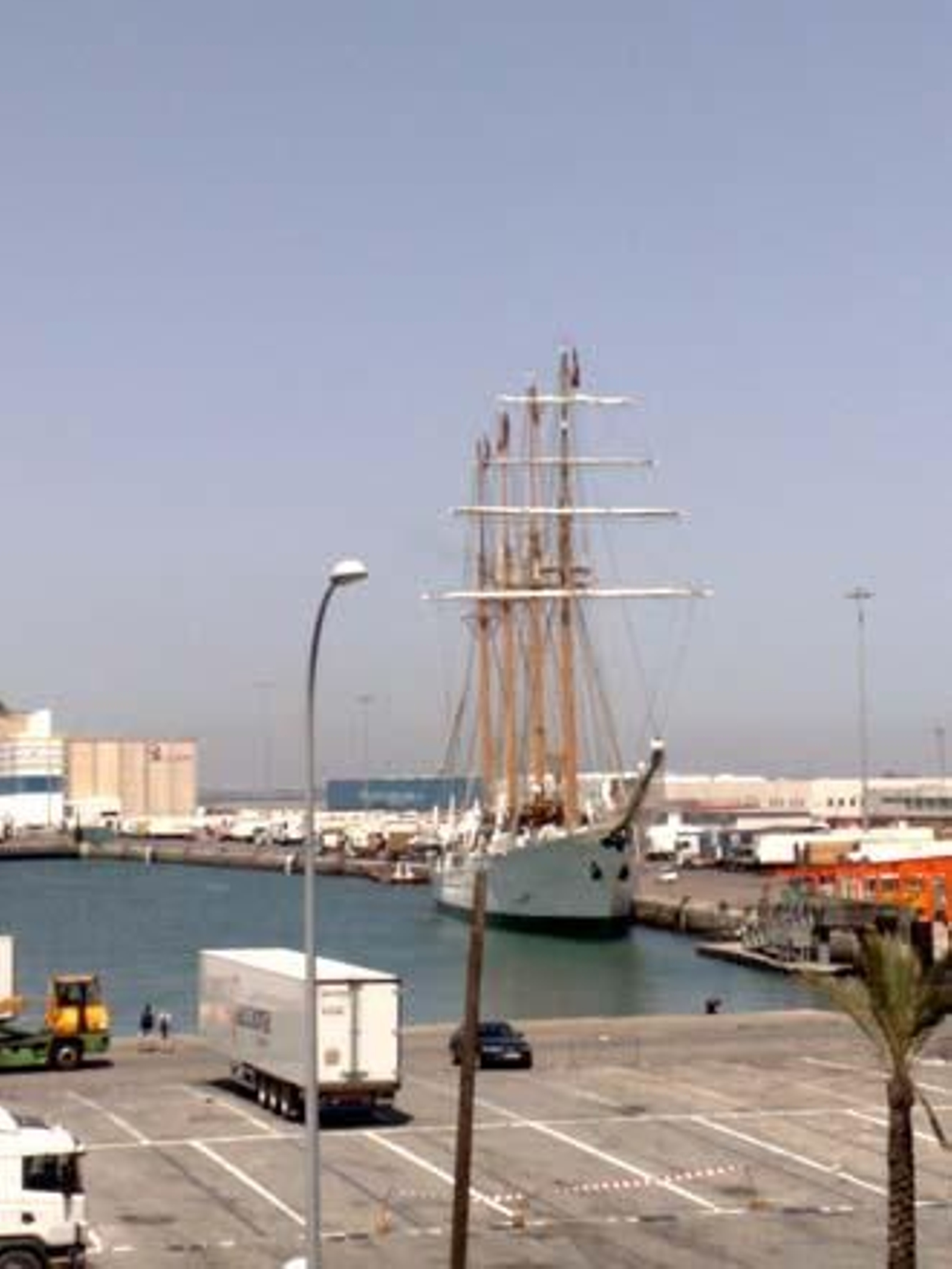 El Buque Escuela chileno 'Esmeralda' atraca en Cádiz 14 años después