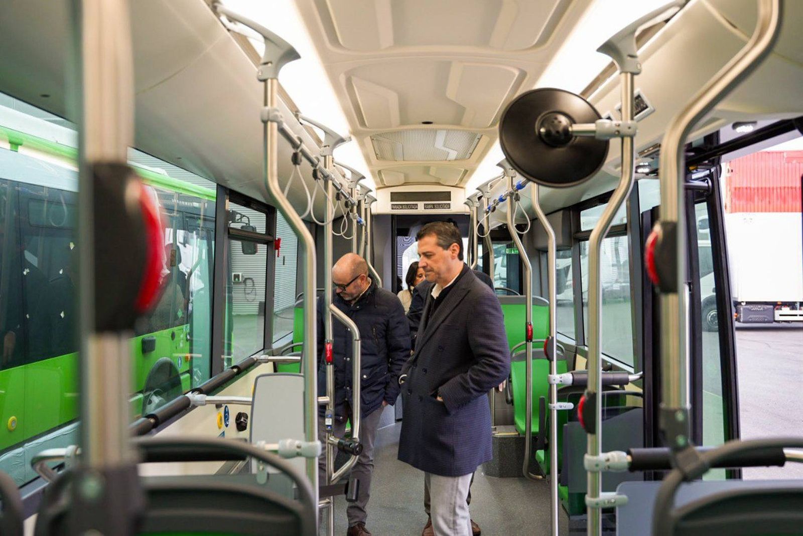 Bellido y Jordano, en el interior de uno de los nuevos autobuses de Aucorsa.