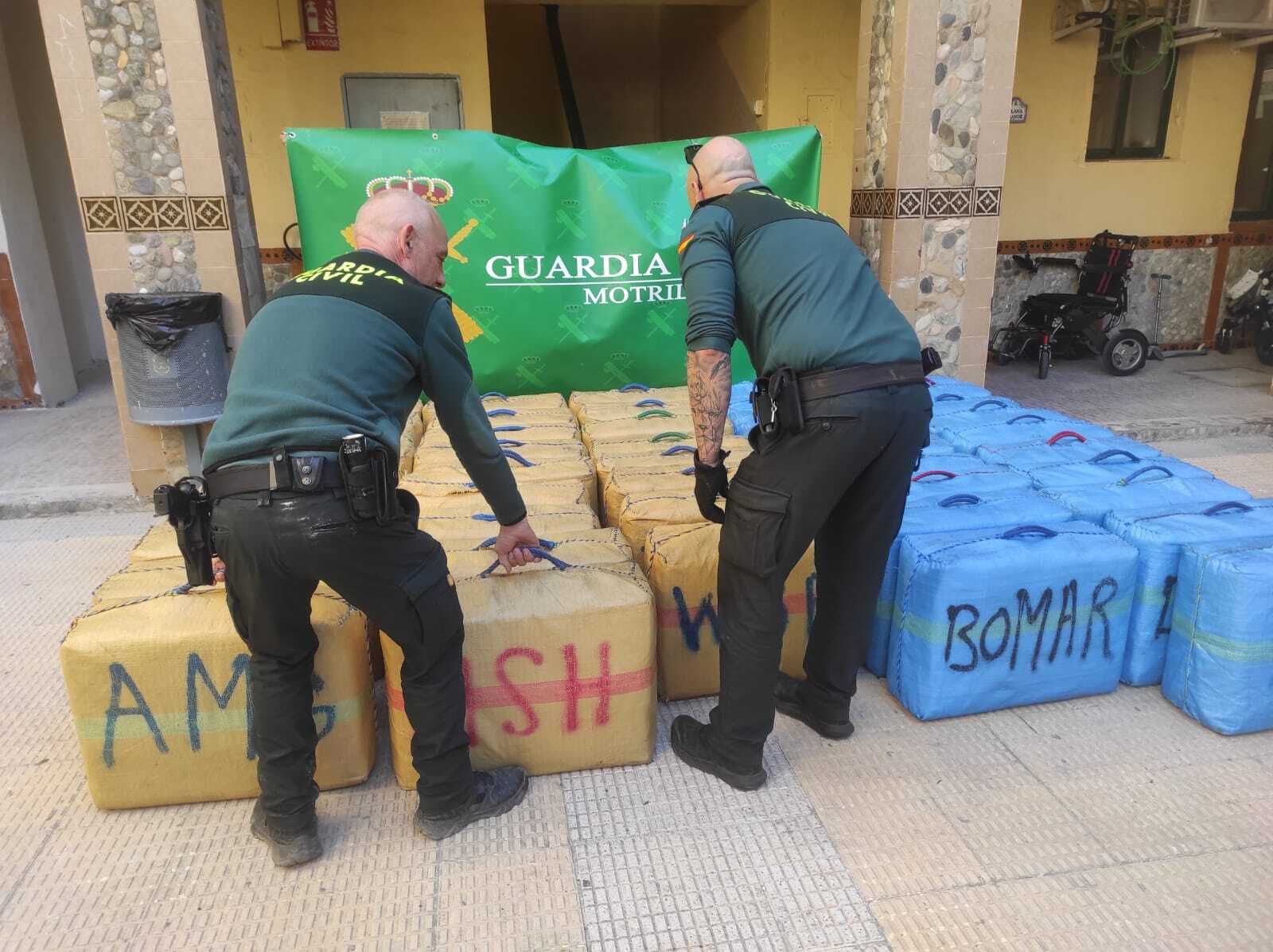 Imagen de los fardos incautados por la Guardia Civil