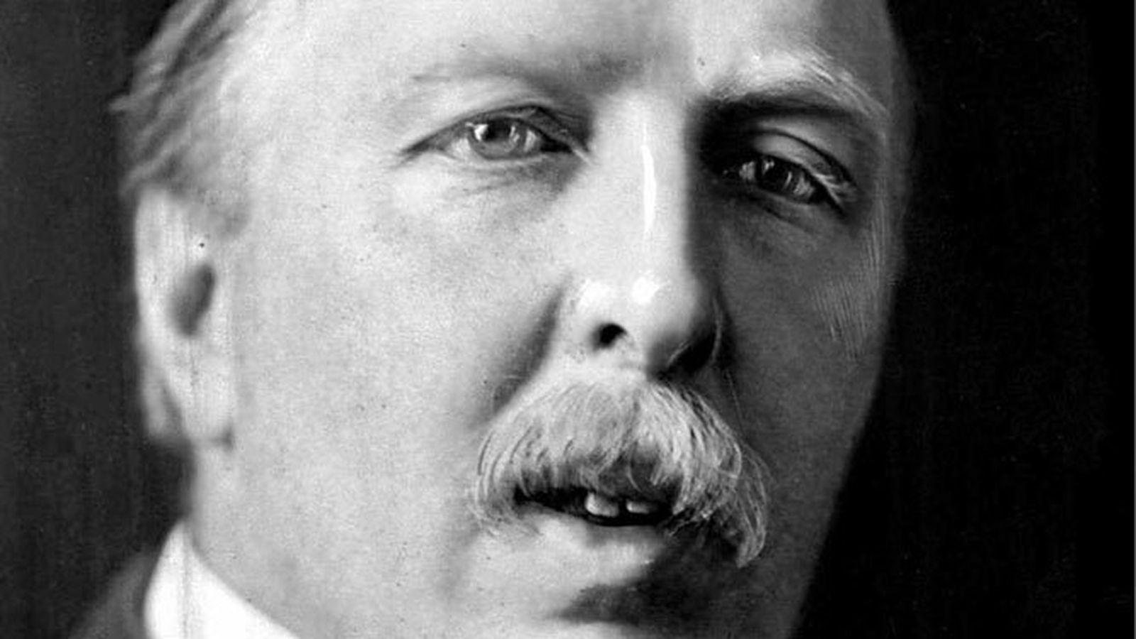 El escritor inglés Ford Madox Ford (Merton, 1873 - Deauville, 1939).