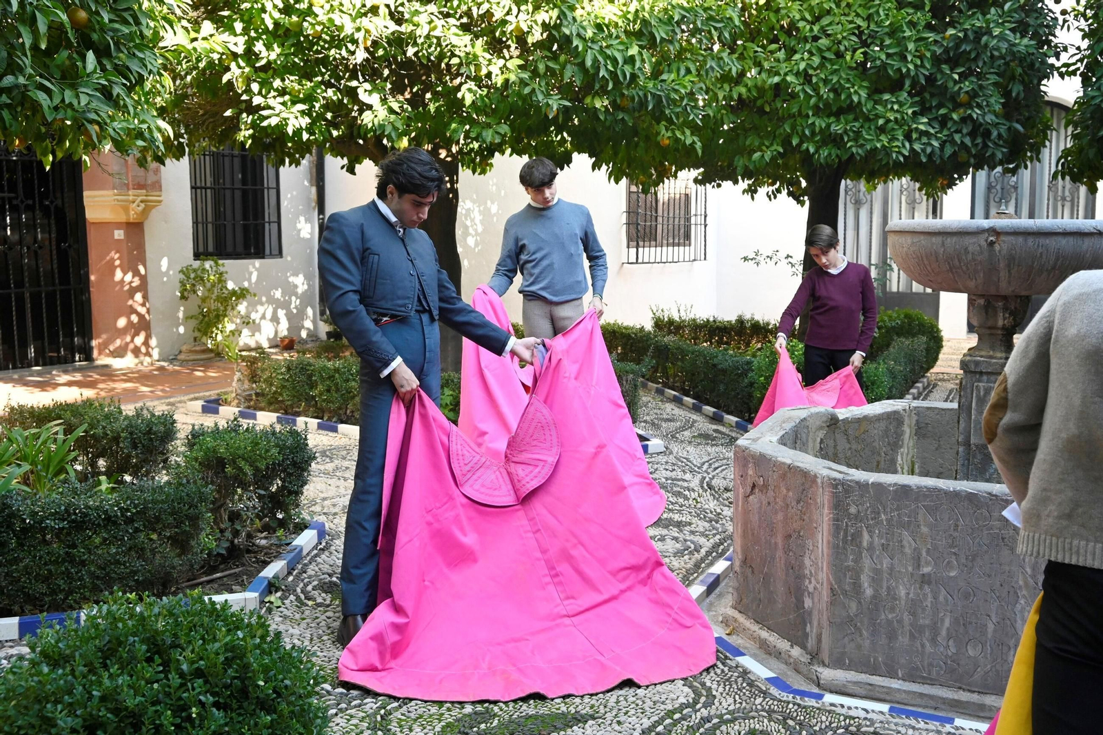 Las imágenes de la exhibición de toreo de salón en el patio de la casa natal de Romero de Torres