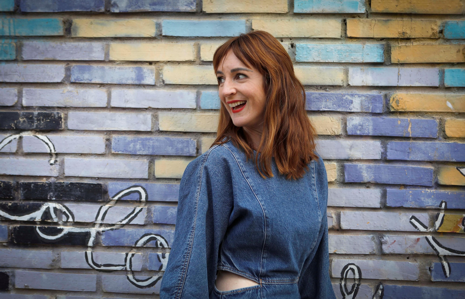 La poeta Carmen Camacho (Alcaudete, Jaén, 1976), fotografiada en el exterior de Espacio Colombre, en Triana.