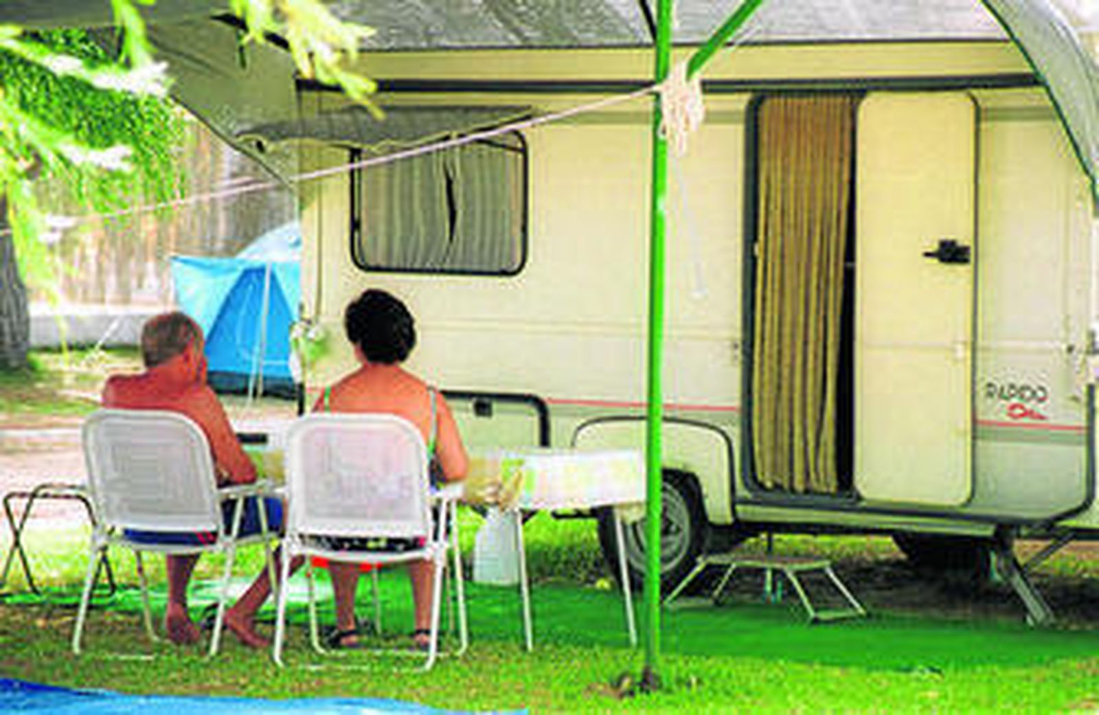 Dos personas en un camping andaluz.
