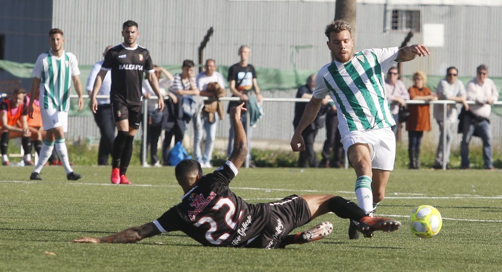 Vera intenta superar a un contrincante en el partido ante el Ceuta.