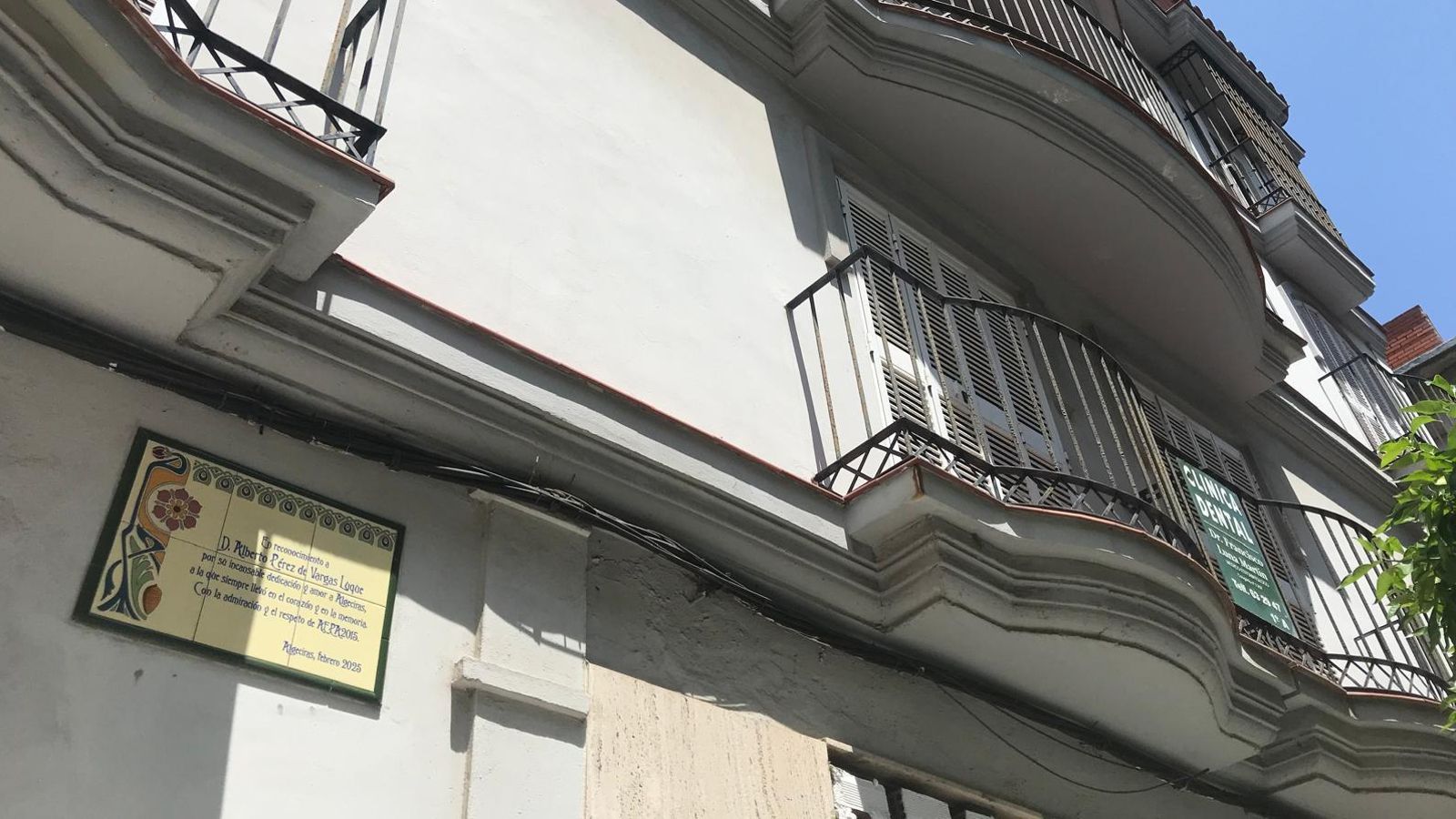 La placa en la fachada del edificio de la calle Real. La placa en la fachada del edificio de la calle Real.