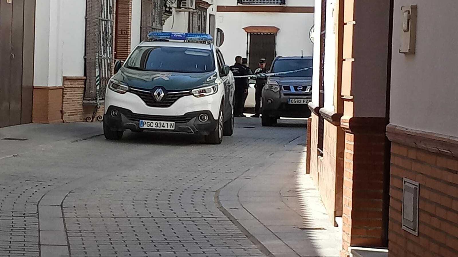 La Guardia Civil frente a la vivienda donde ocurrieron los hechos.
