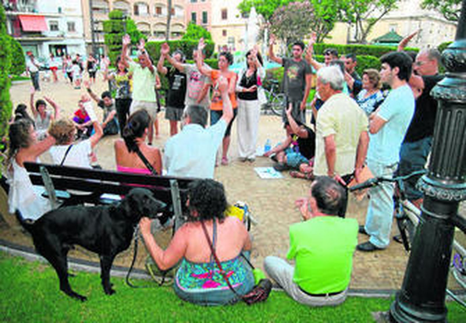 'Democracia real ya-El Puerto' se reúne cada jueves por la tarde en la plaza del Polvorista.