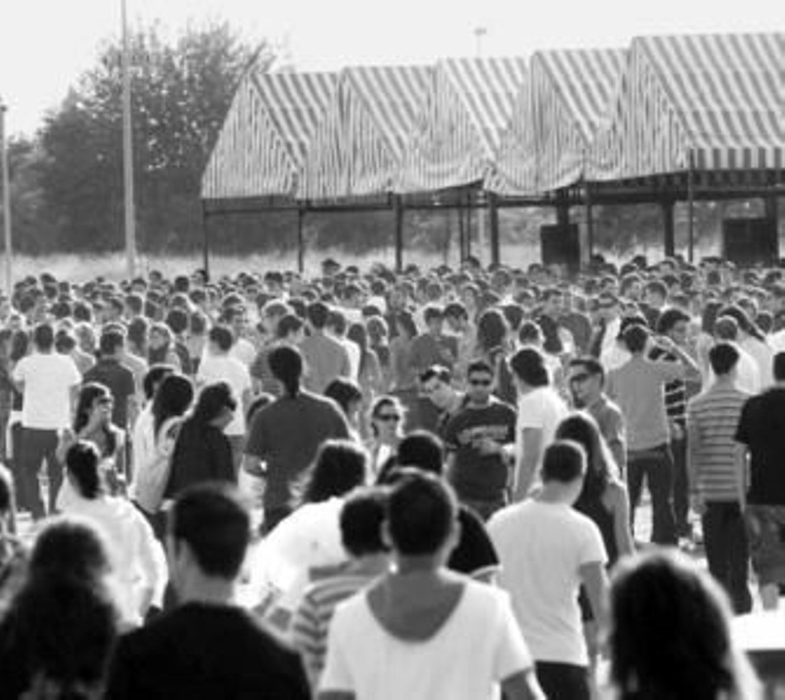 Jóvenes estudiantes en la explanada junto al Hospital Reina Sofía.