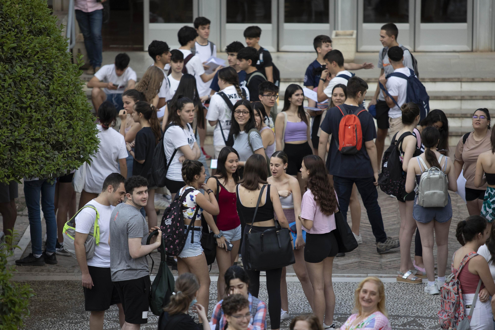 Alumnos a las puertas de Filosofía y Letras.