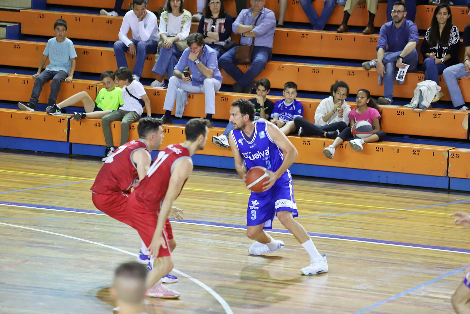 Imágenes del partido de baloncesto entre el Ciudad de Huelva y el Colegio El Pinar.