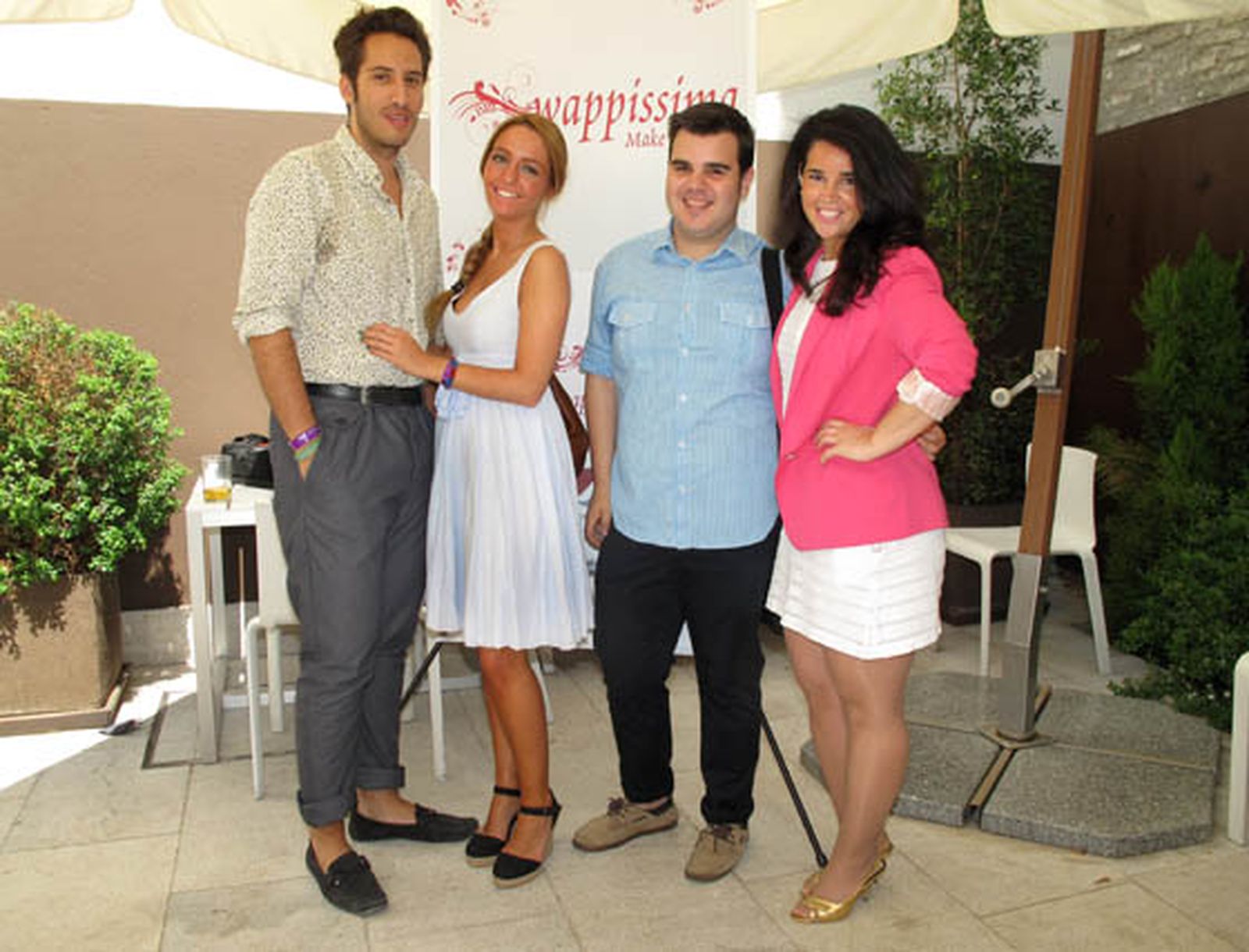 Los blogueros Alfredo Murillo y María Cobo (Calamity Cool), Alejandro Bautista (escaparatedemoda) y Elena Rivera, de ‘mamademayorquieroserflamenca’.

Foto: Victoria Ramírez