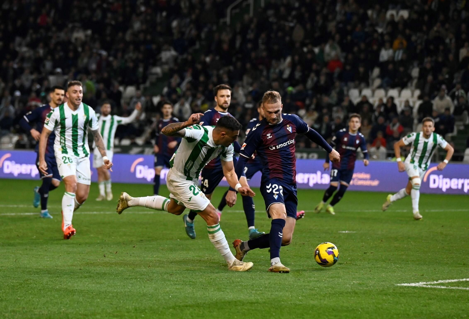 Carlos Isaac golpea el balón durante el CCF - Eibar del curso pasado.