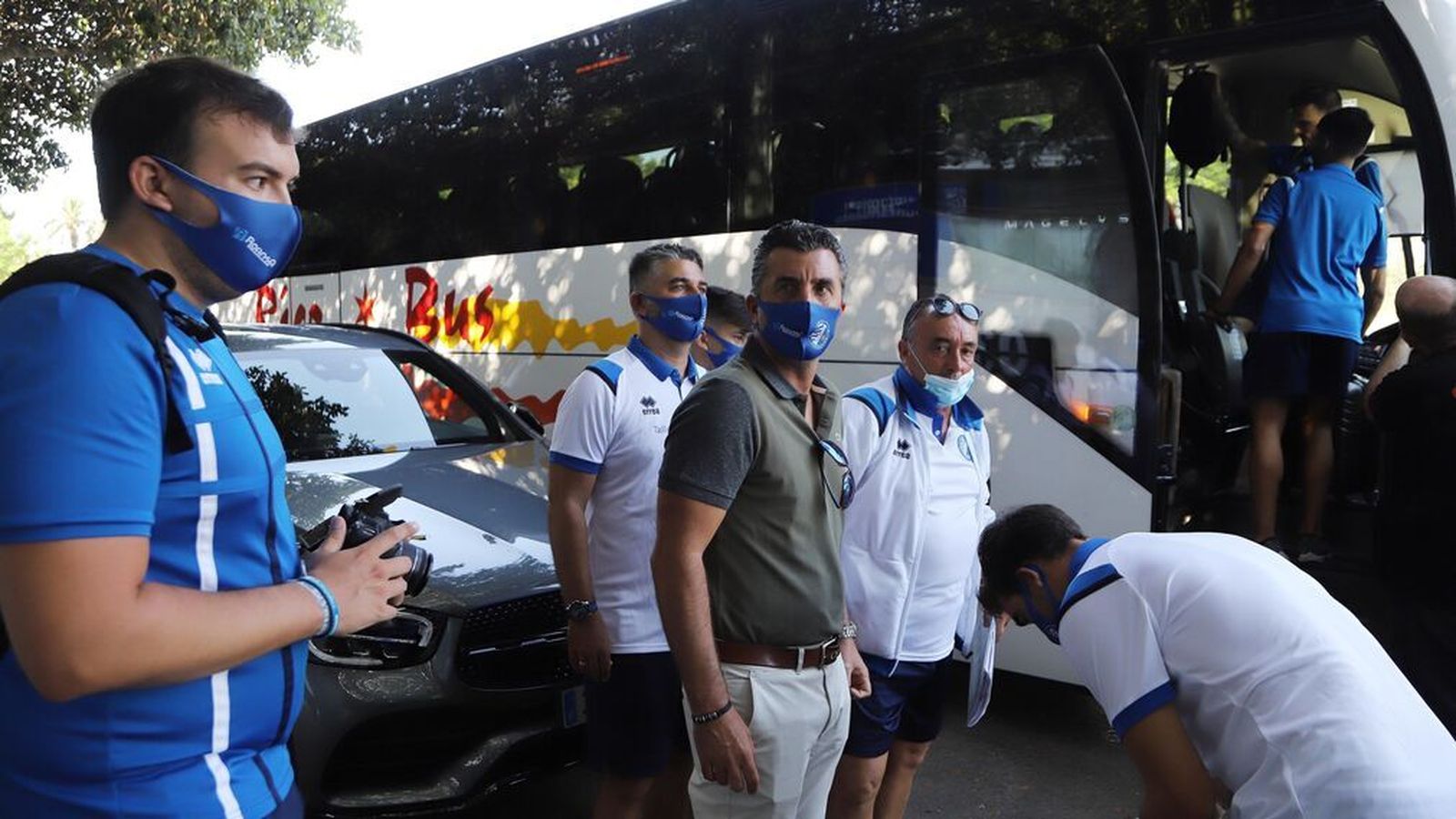 Edu Vilegas, junto a Uribe antes de subirse al autobús rumbo a Málaga.