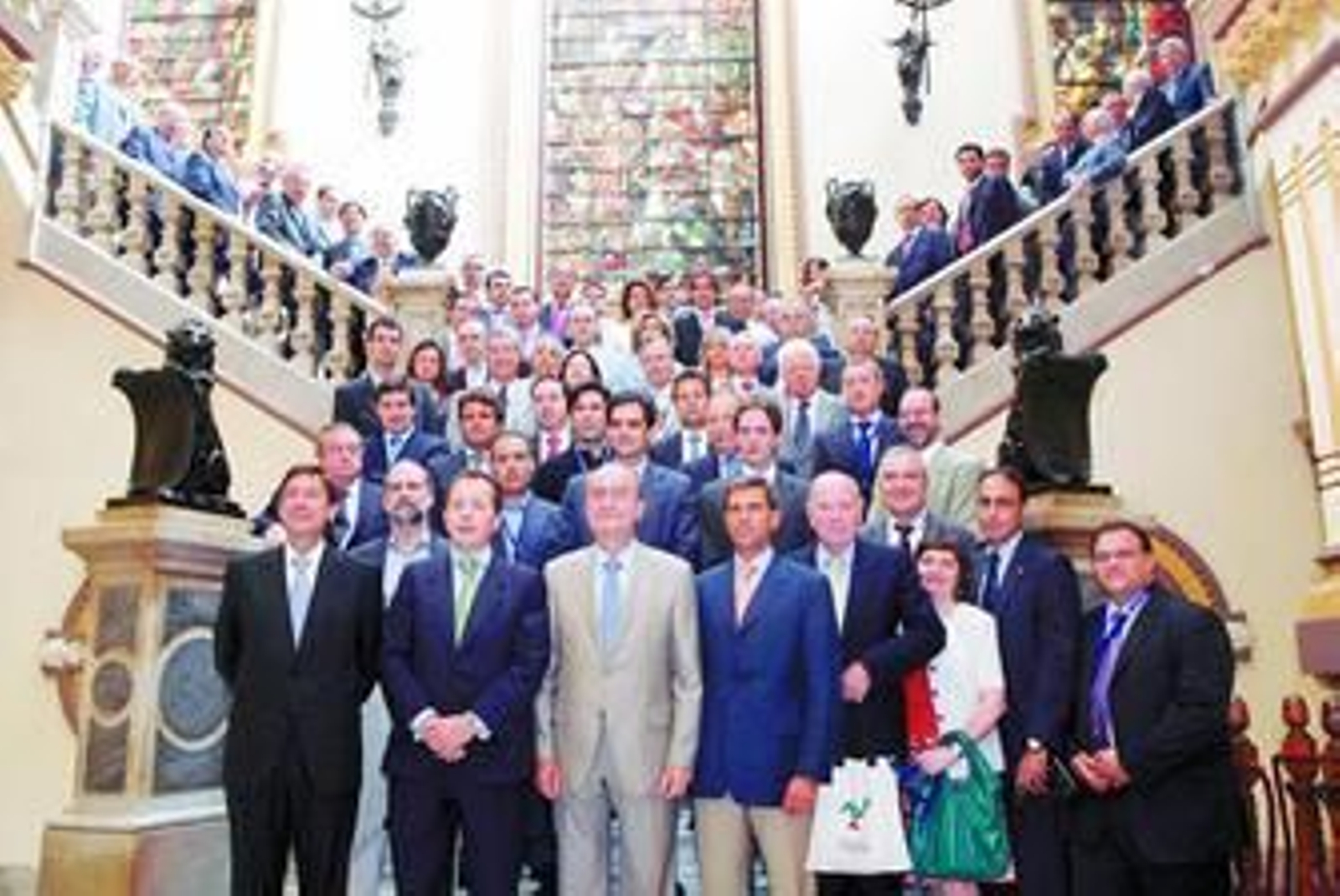 Foto de familia de los integrantes del Club Málaga Valley, ayer, en el Ayuntamiento.