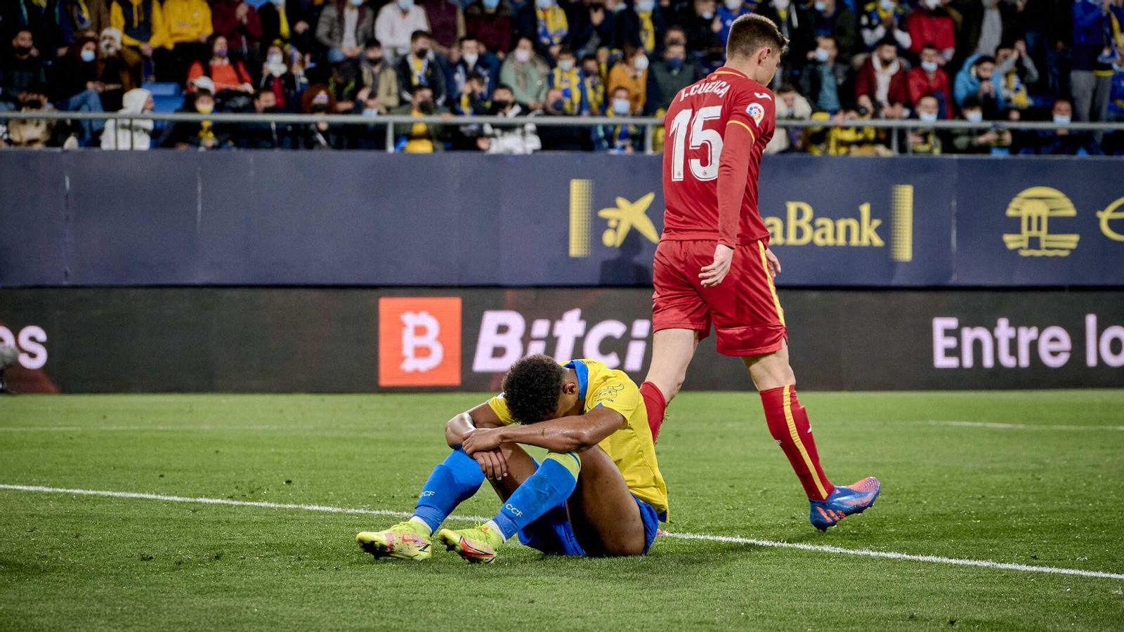 Partido de fútbol entre el Cádiz CF y el Getafe CF.