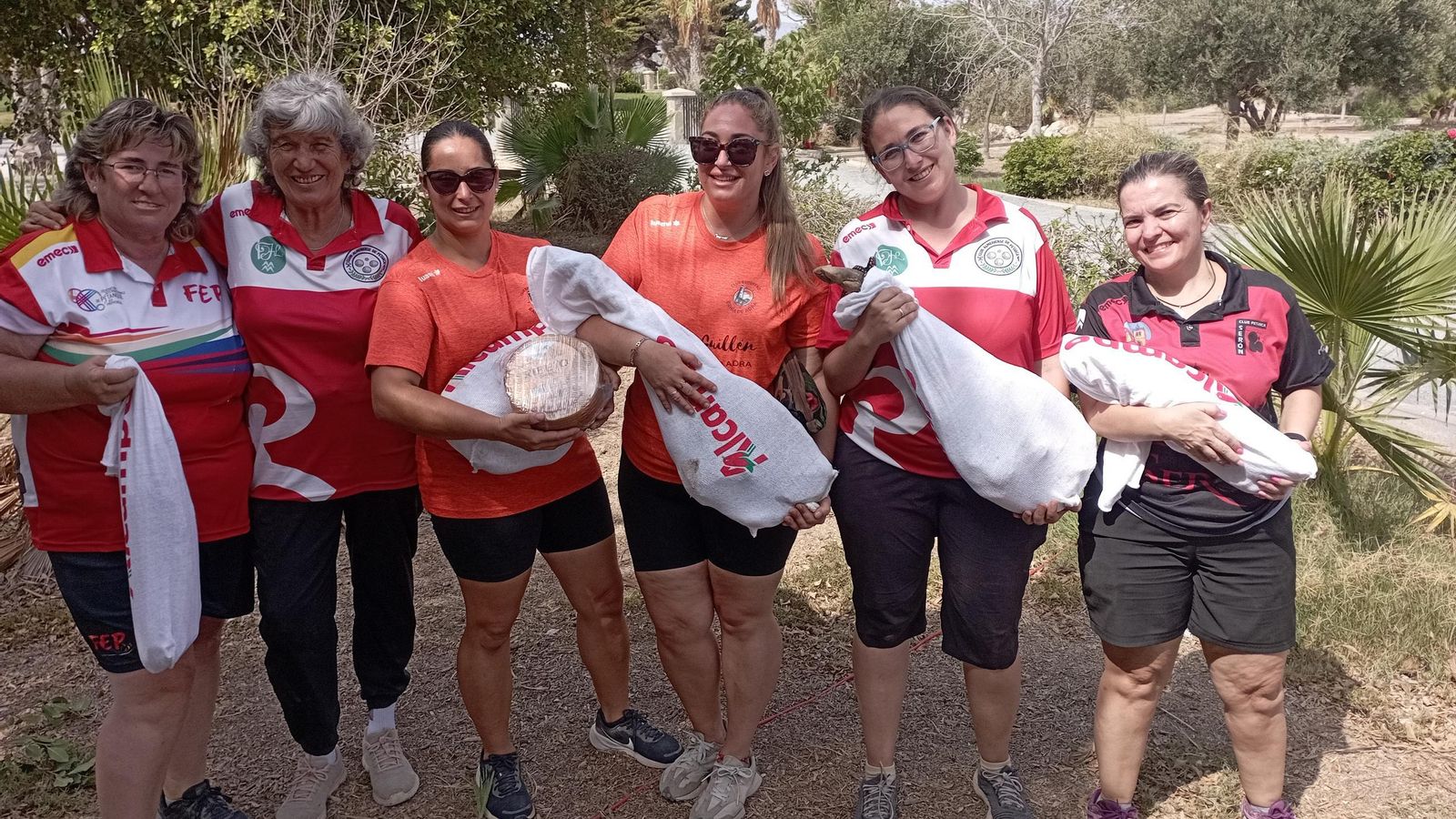 Podio de la competición en categoría femenina, posando con sus respectivos obsequios.