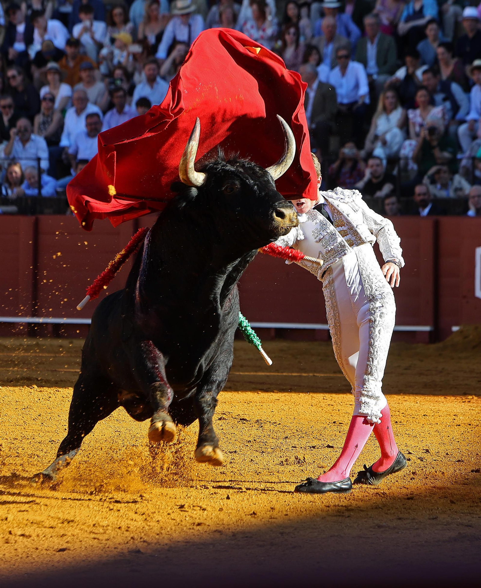 Borja Jiménez, en un ayudado por alto a, muy insumiso 'Sumiso'.