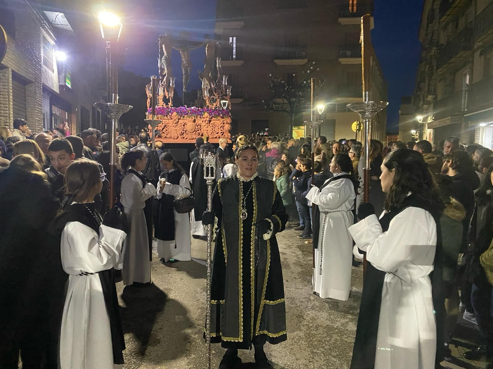 En imágenes: el Santo Sepulcro procesiona su luto por las calles de Jaén capital