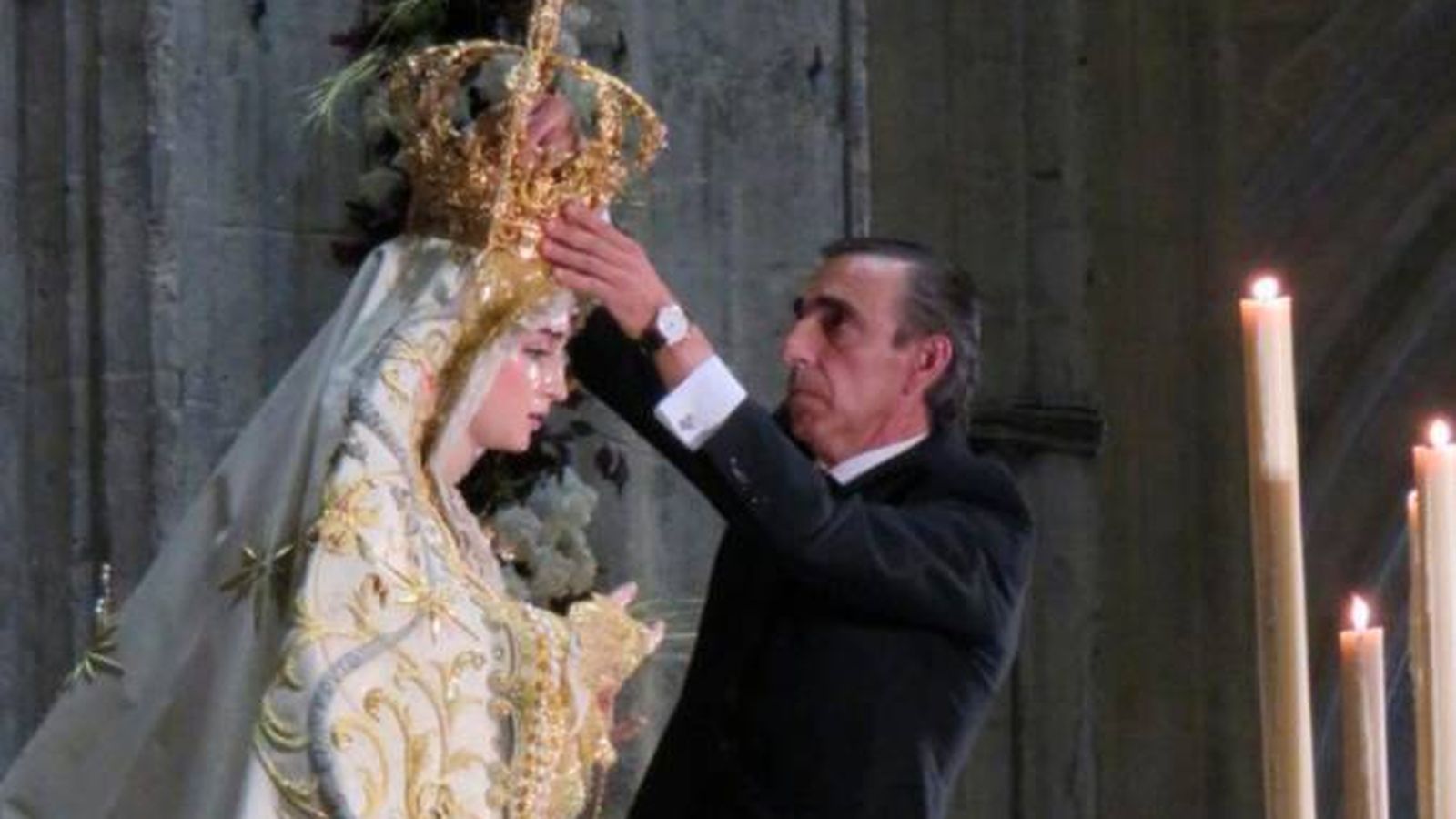 Momento en que Urbano Hermoso fija la corona de la Virgen de la Salud