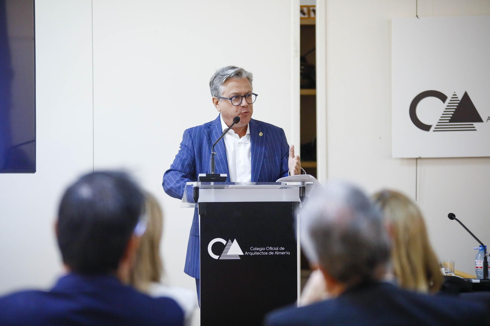 Imágenes del nombramiento como colegiado de honor a Santiago Alfonso en el colegio oficial de arquitectos de Almería