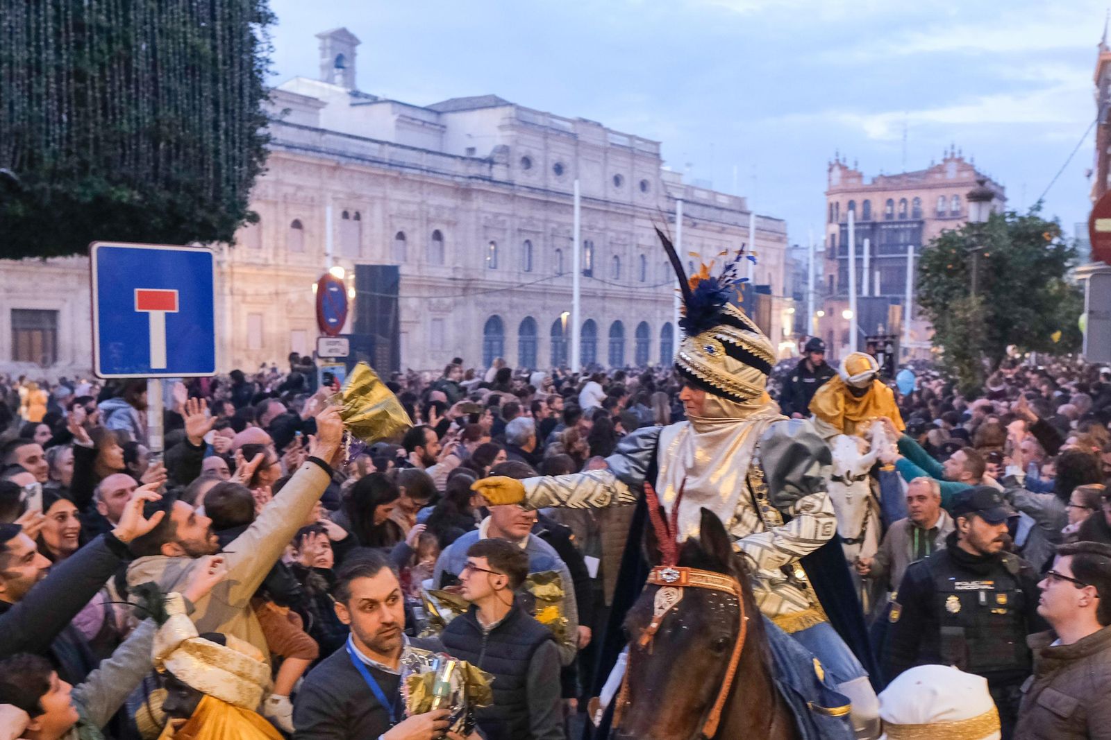 Fotos del Heraldo de los Reyes Magos en la recogida de llaves de la ciudad
