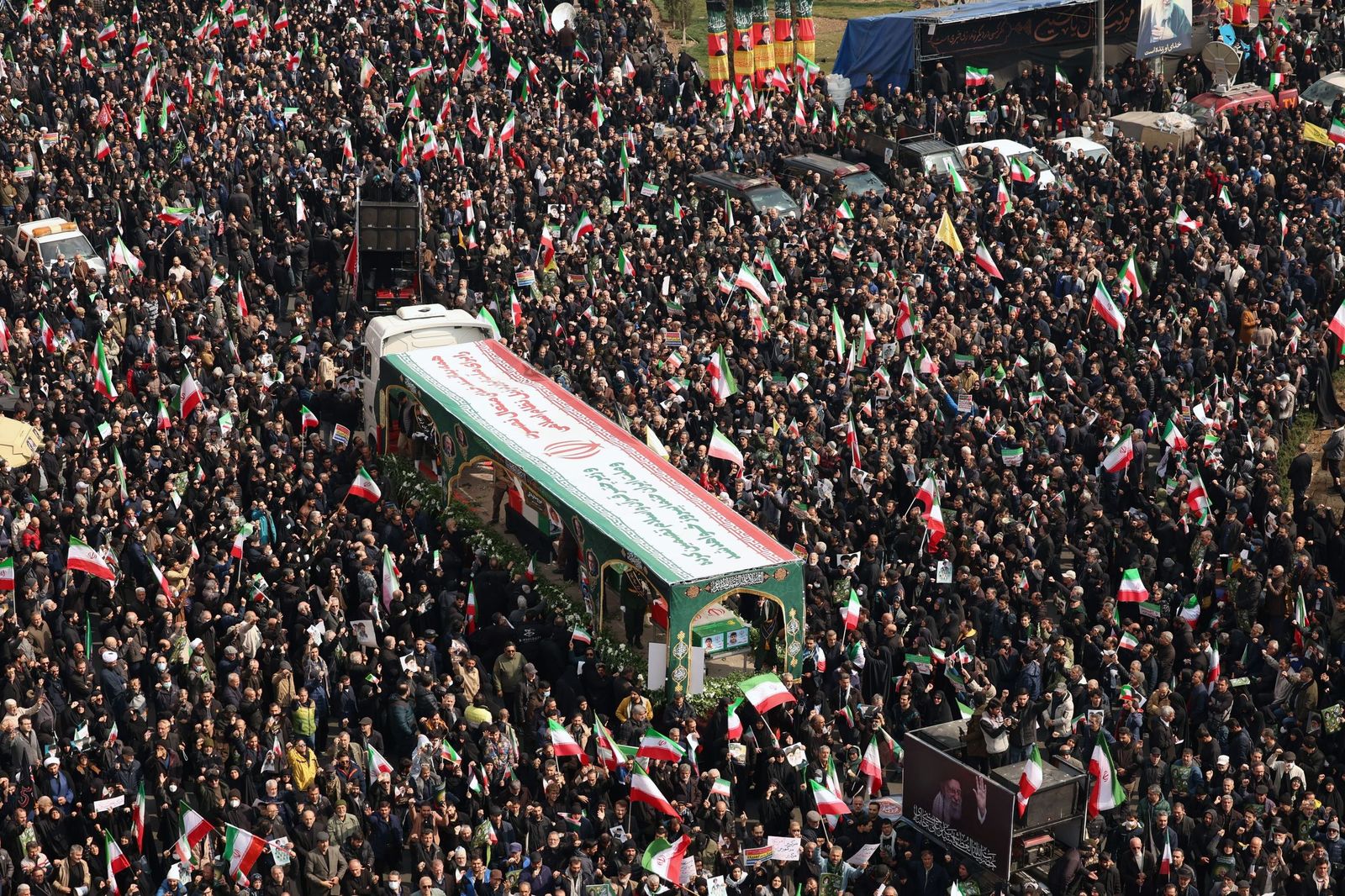 Iraníes asisten al funeral masivo en Teherán por los fallecidos en el conflicto.