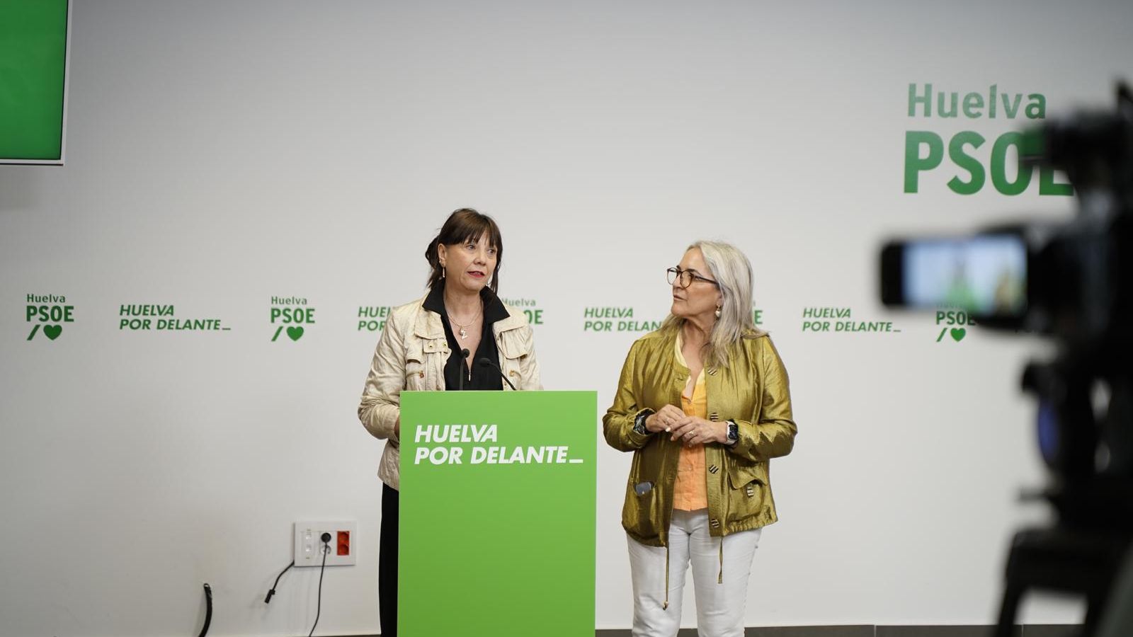 Victoria Fernández y Pepa G. Bayo en rueda de prensa.