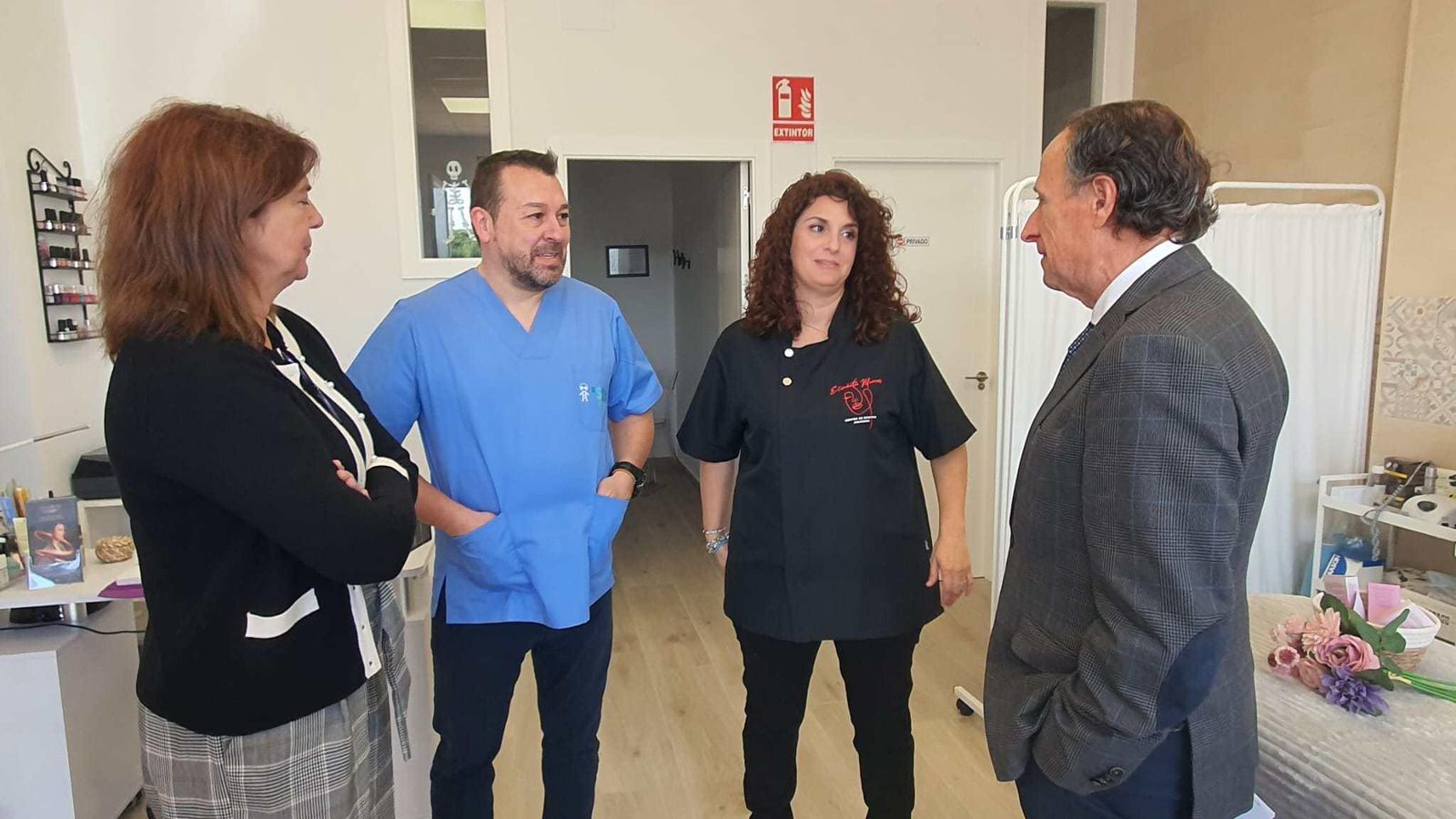 El alcalde, durante su visita al Espacio Salud y Centro de Estética Avanzada Elisabeth Marco.