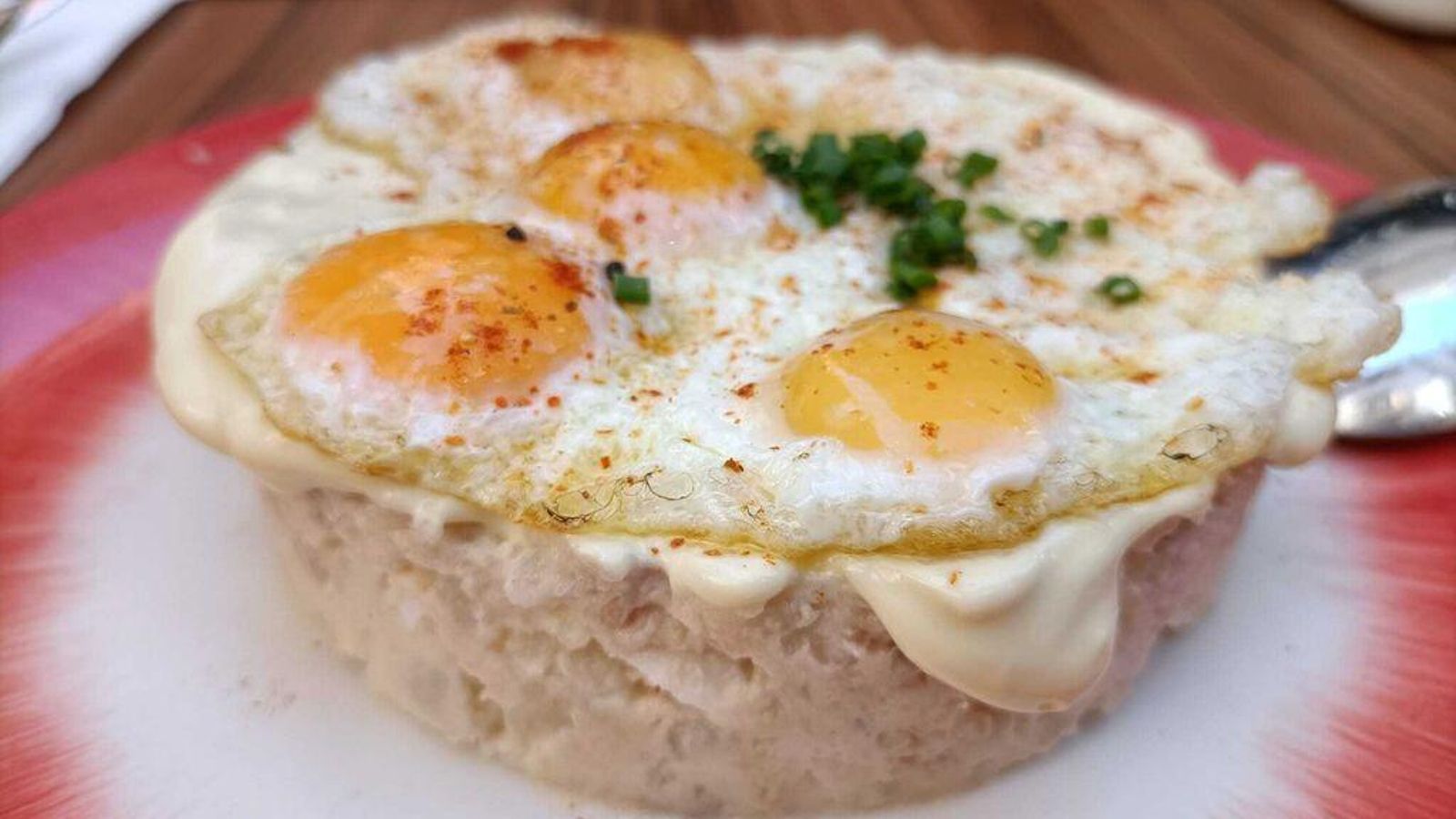 Los huevos fritos con puntillas le dan un toque crocante a la ensaladilla de Viva Urban Food