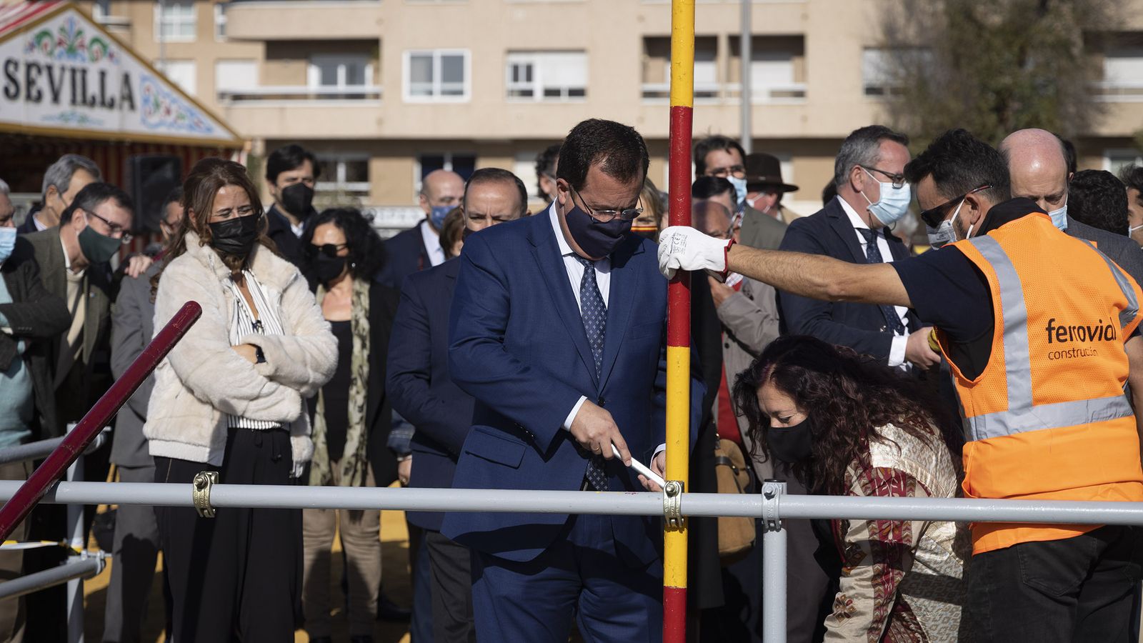 Juan Carlos Cabrera coloca el primer tubo de la portada.