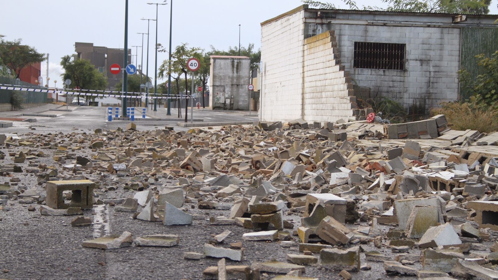 Un muro caído por el temporal.