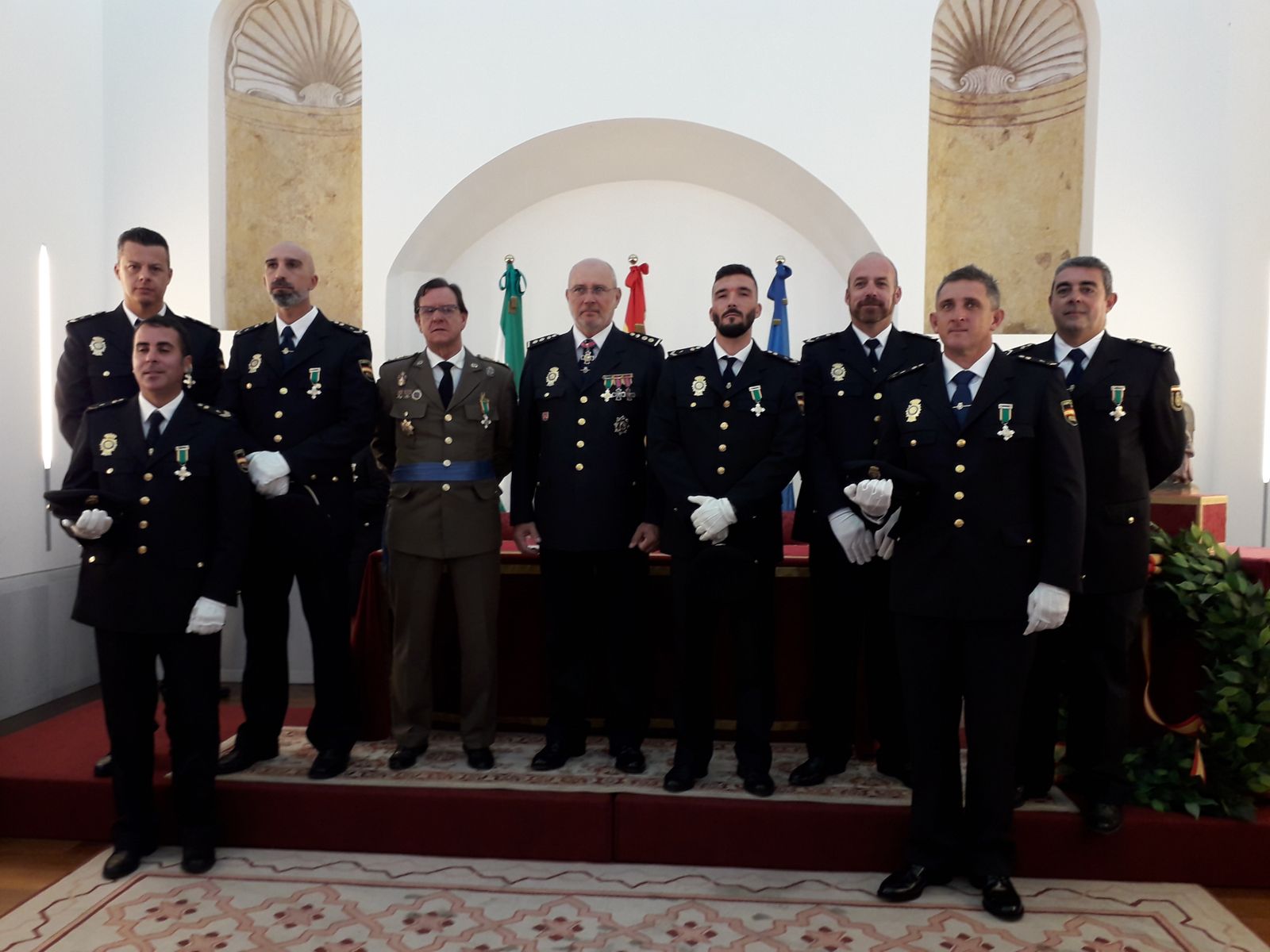 El comisario de San Fernando, Rafael Borque, con el personal condecorado con la Cruz al Mérito Policial.