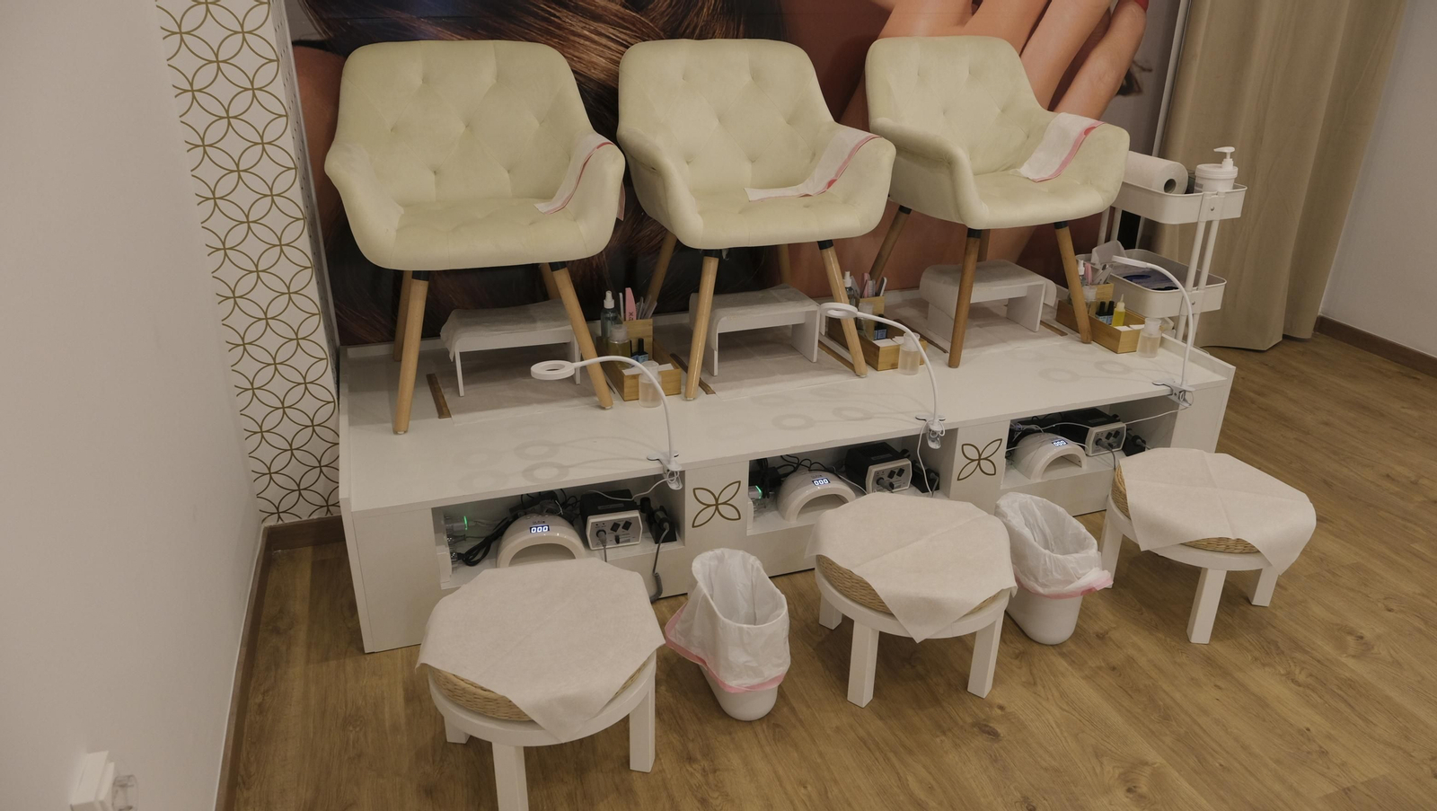 Imágenes de la nueva franquicia de Hello Nails en Almería