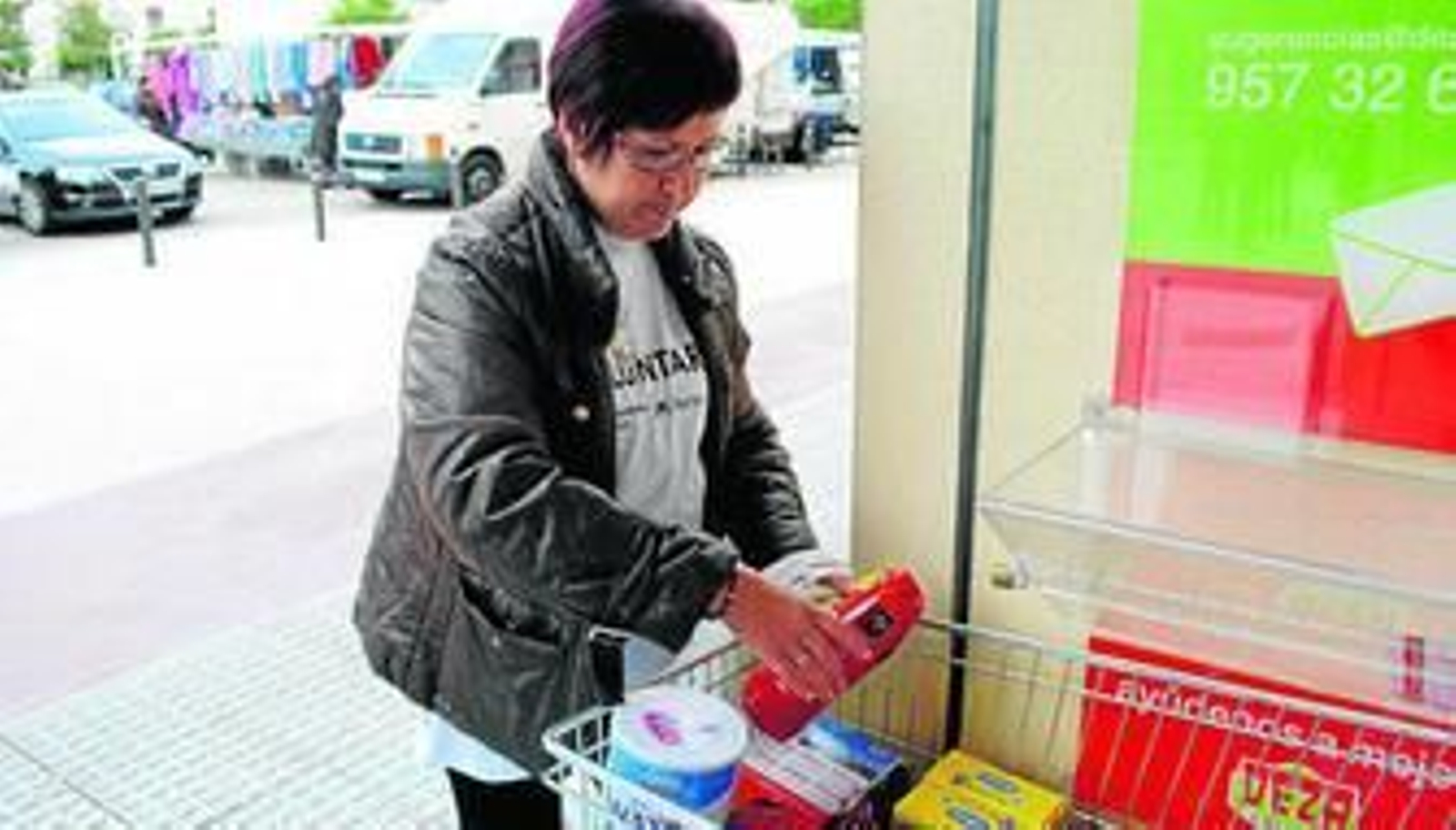Una de las voluntarias coloca los alimentos donados por los cordobeses durantee la última campaña organizada por esta ONG.