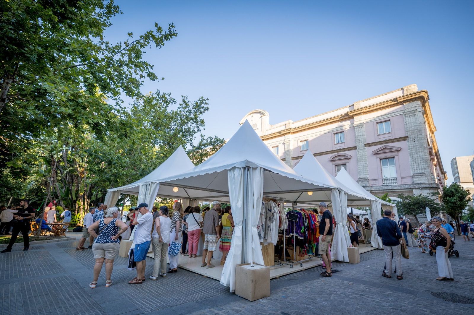 Las imágenes del mercado de Sures Festival en la Plaza España en Cádiz
