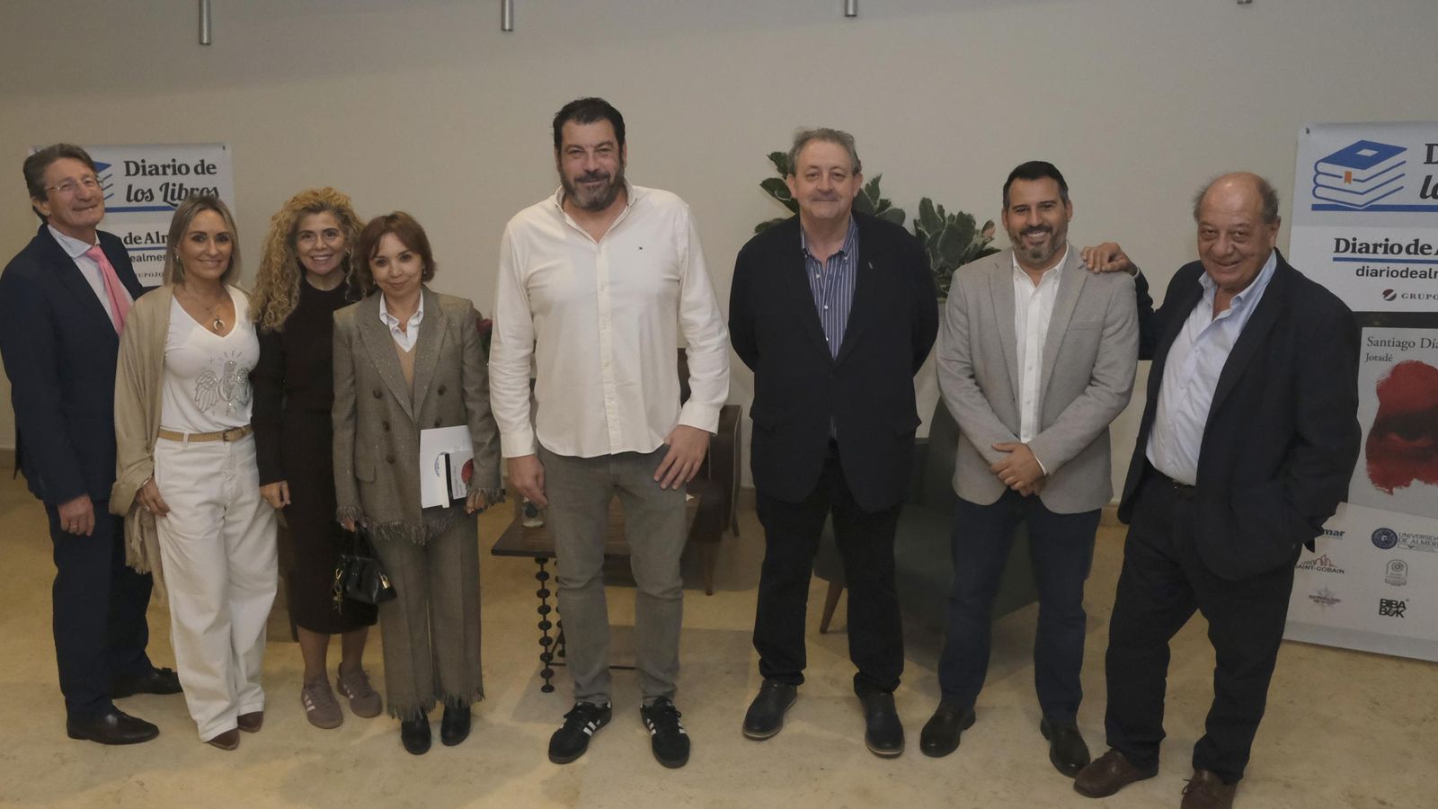 Santiago Díaz acompañado de los organizadores y patrocinadores de la actividad.