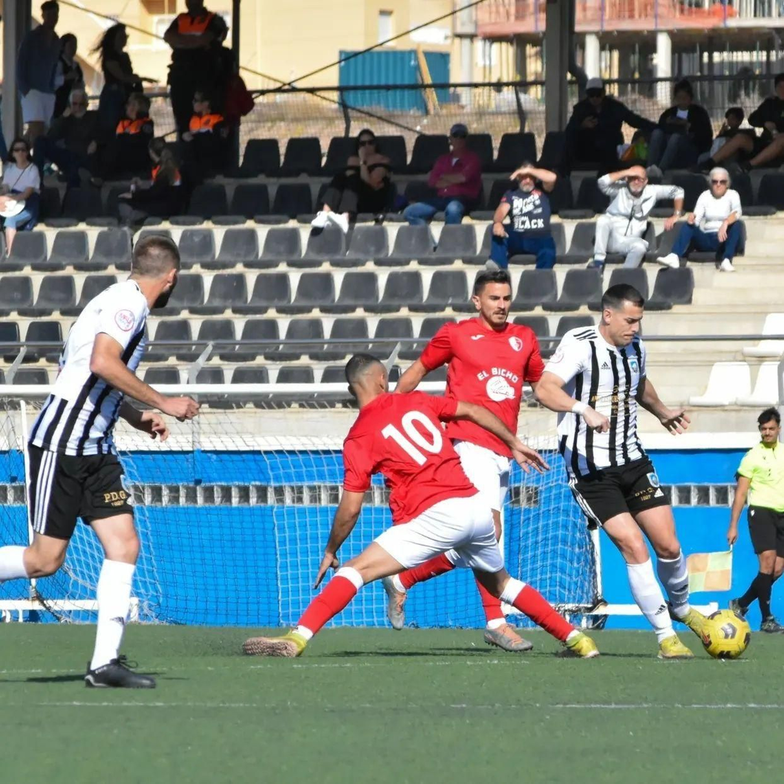 Un jugador del Garrucha se marcha de un rival durante el encuentro.