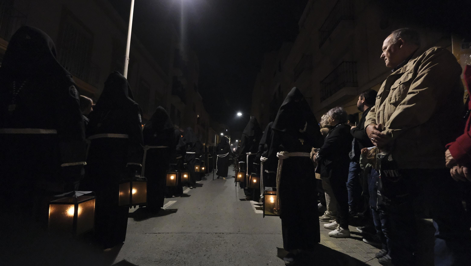 Procesión del Perdón en Almería, en imágenes