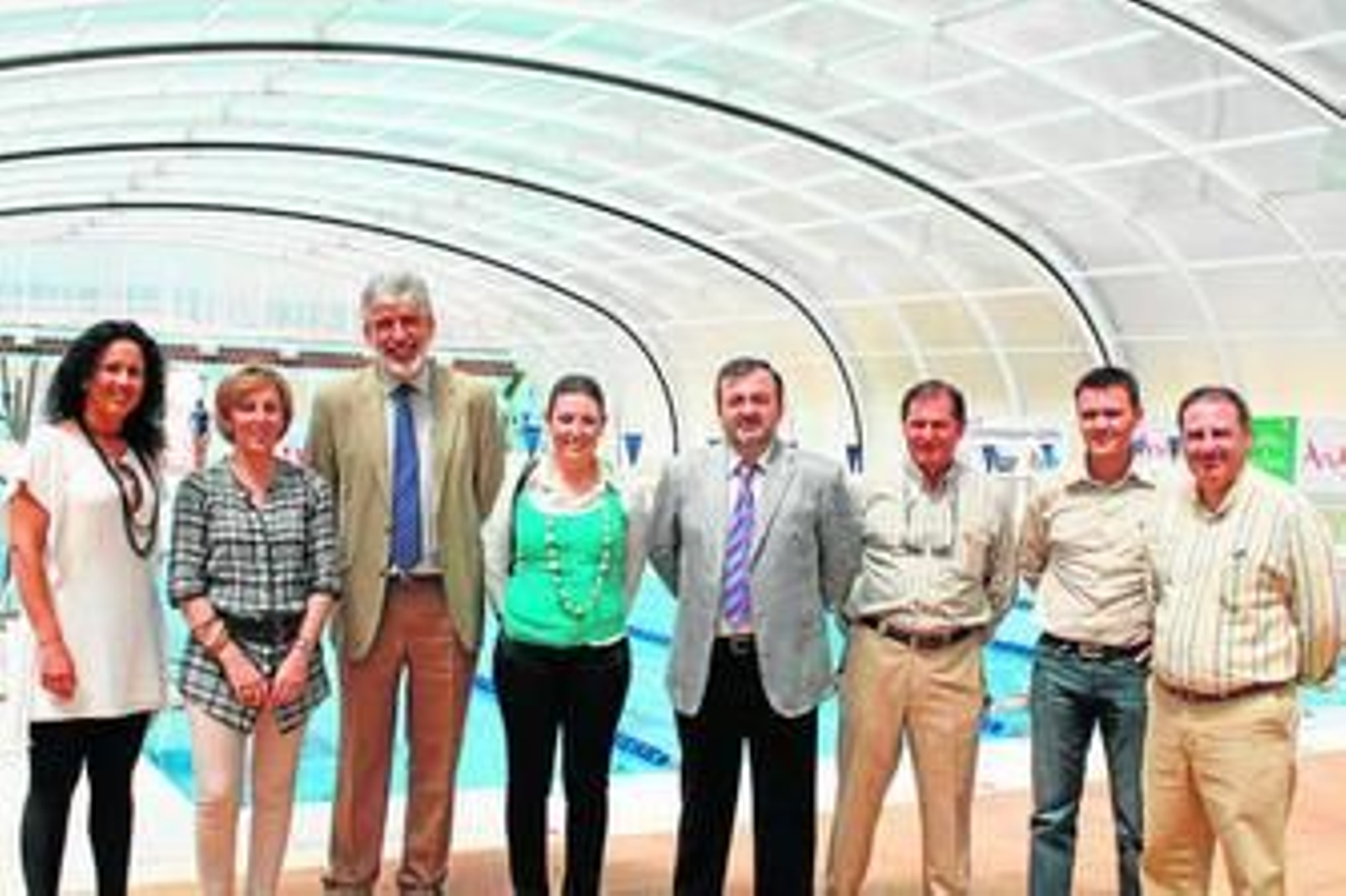 Las autoridades, durante el acto de reapertura de la piscina municipal.