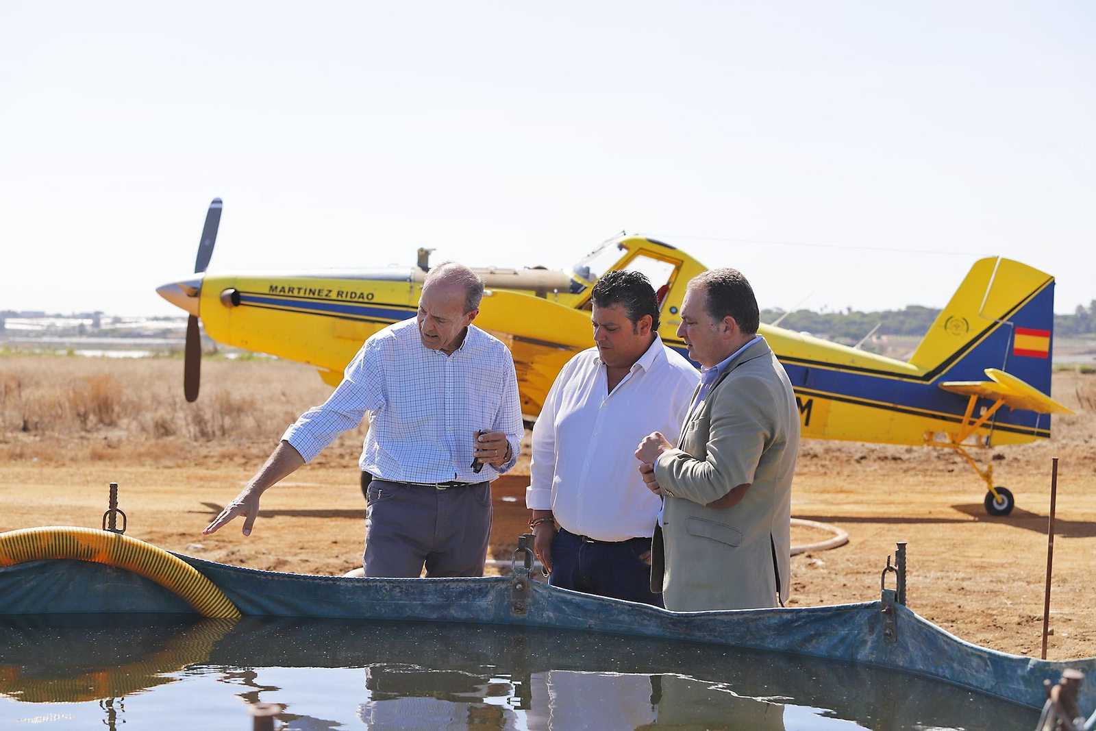 Imágenes del vuelo demostrativo de los medios aéreos del servicio de control de mosquitos