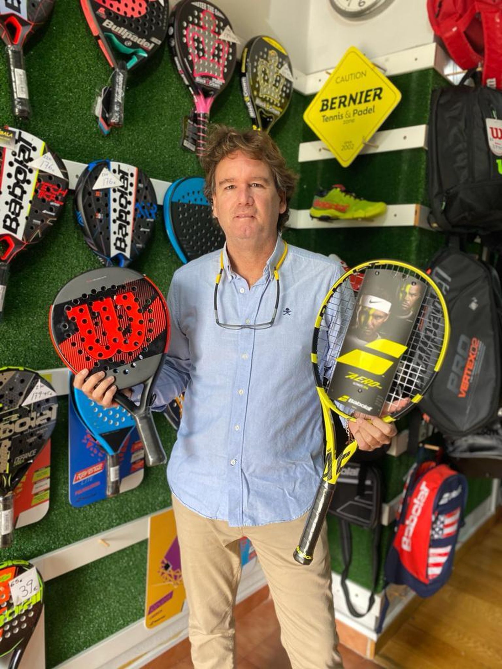 Fernando Bernier en su tienda de deportes.