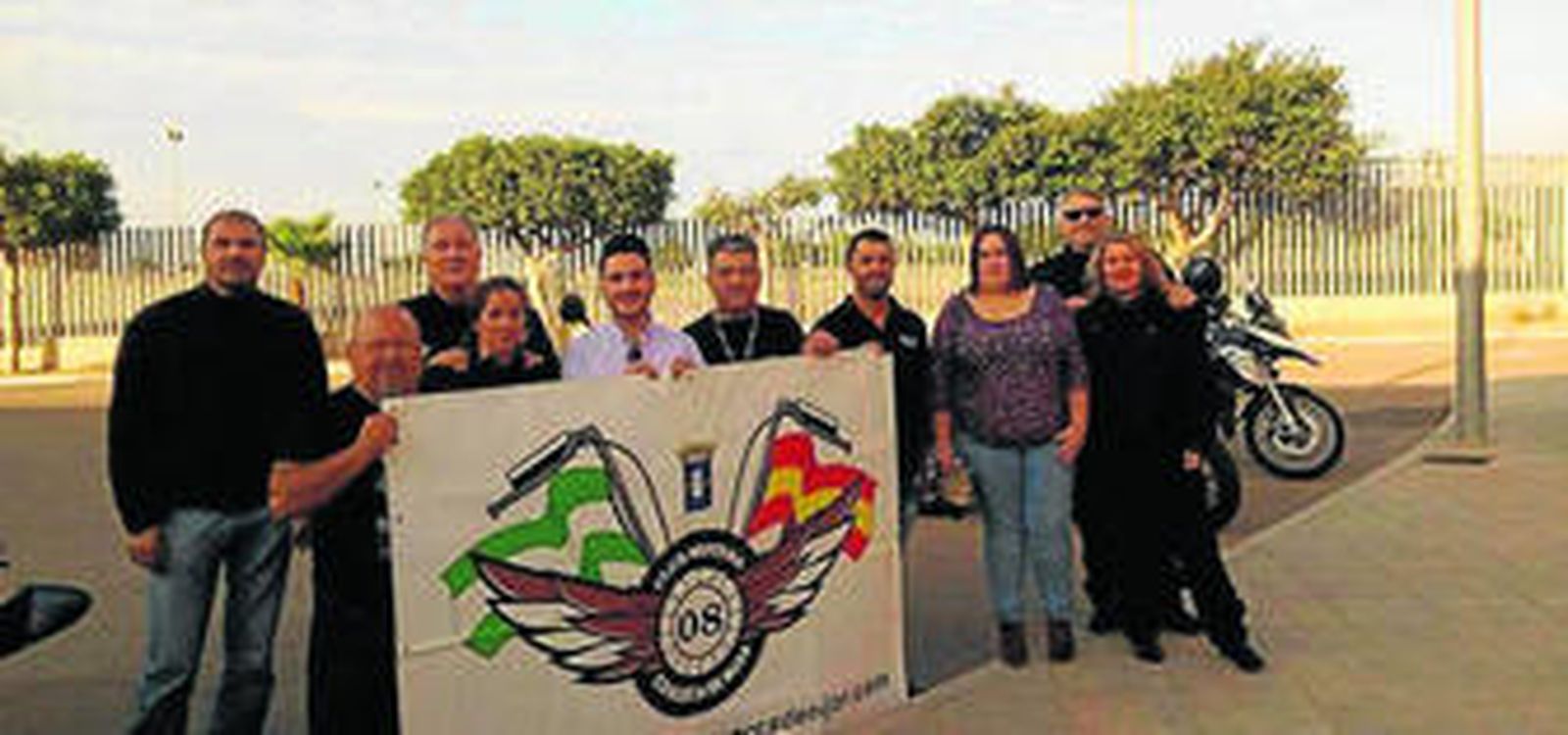 Sergio Vicente y Ainoha Salmerón con mimebros del Club Motero de Níjar.