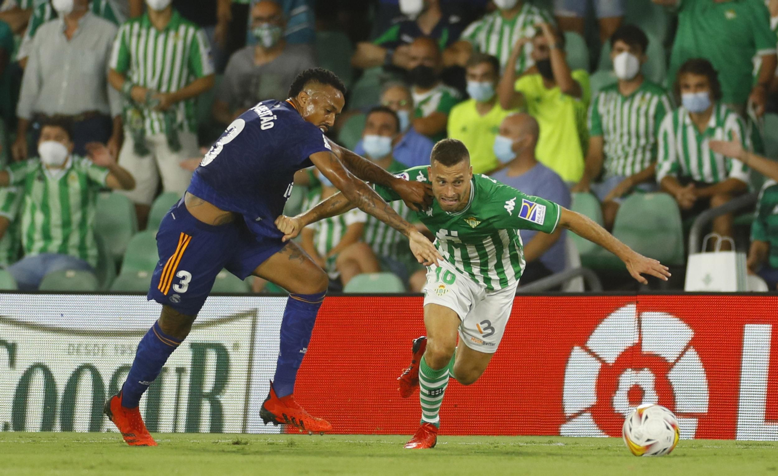 Canales trata de zafarse ante Militao en el último partio de liga.