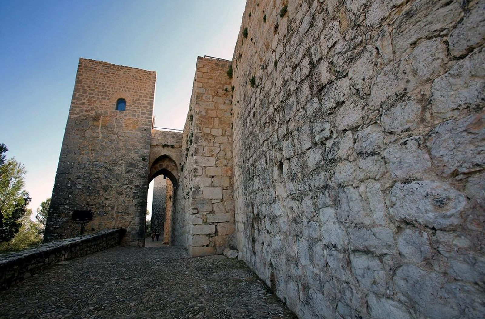 Arco de entrada al Castillo de Santa Catalina que lleva al camino que desemboca en la cruz.