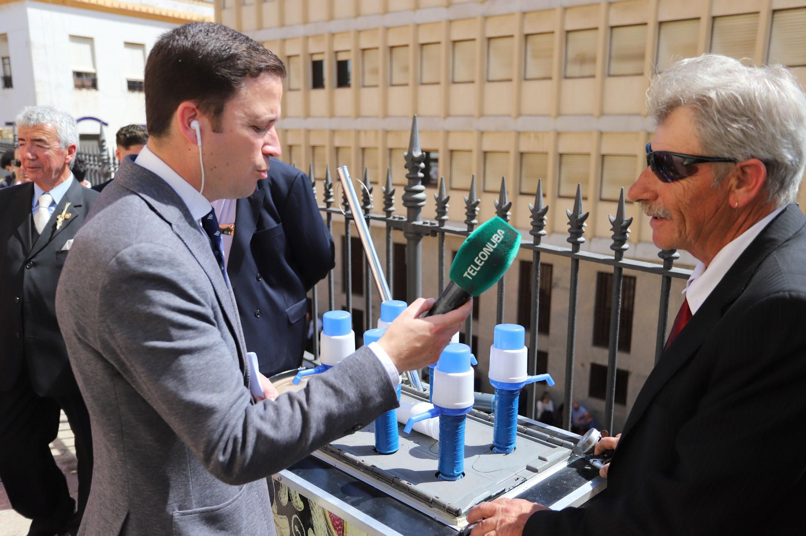 Imágenes del recorrido de la Borriquita  por las calles de Huelva