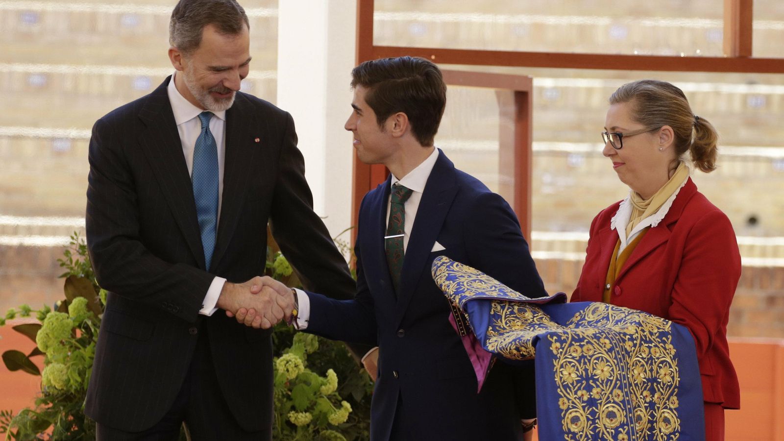 Felipe VI entrega a Uceda Vargas un capote de paseo.