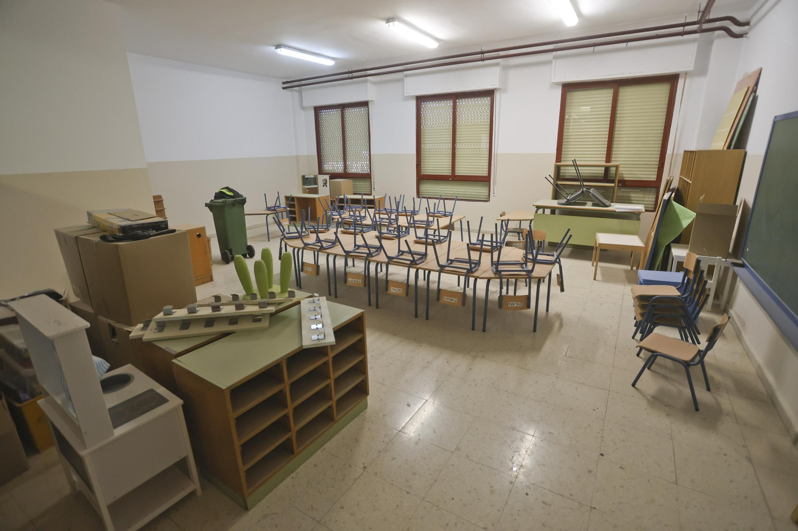 Aula de un colegio de Málaga con las sillas recogidas y las persianas bajadas. Aula de un colegio de Málaga con las sillas recogidas y las persianas bajadas.