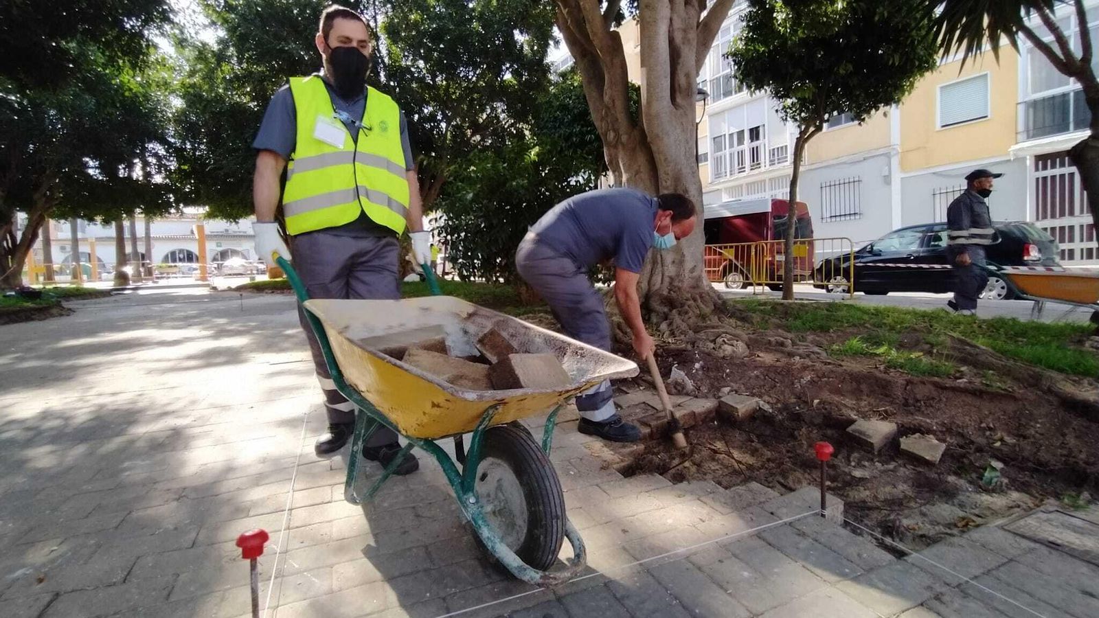 Operarios trabajando en las mejoras de la plaza Victoria Eugenia.
