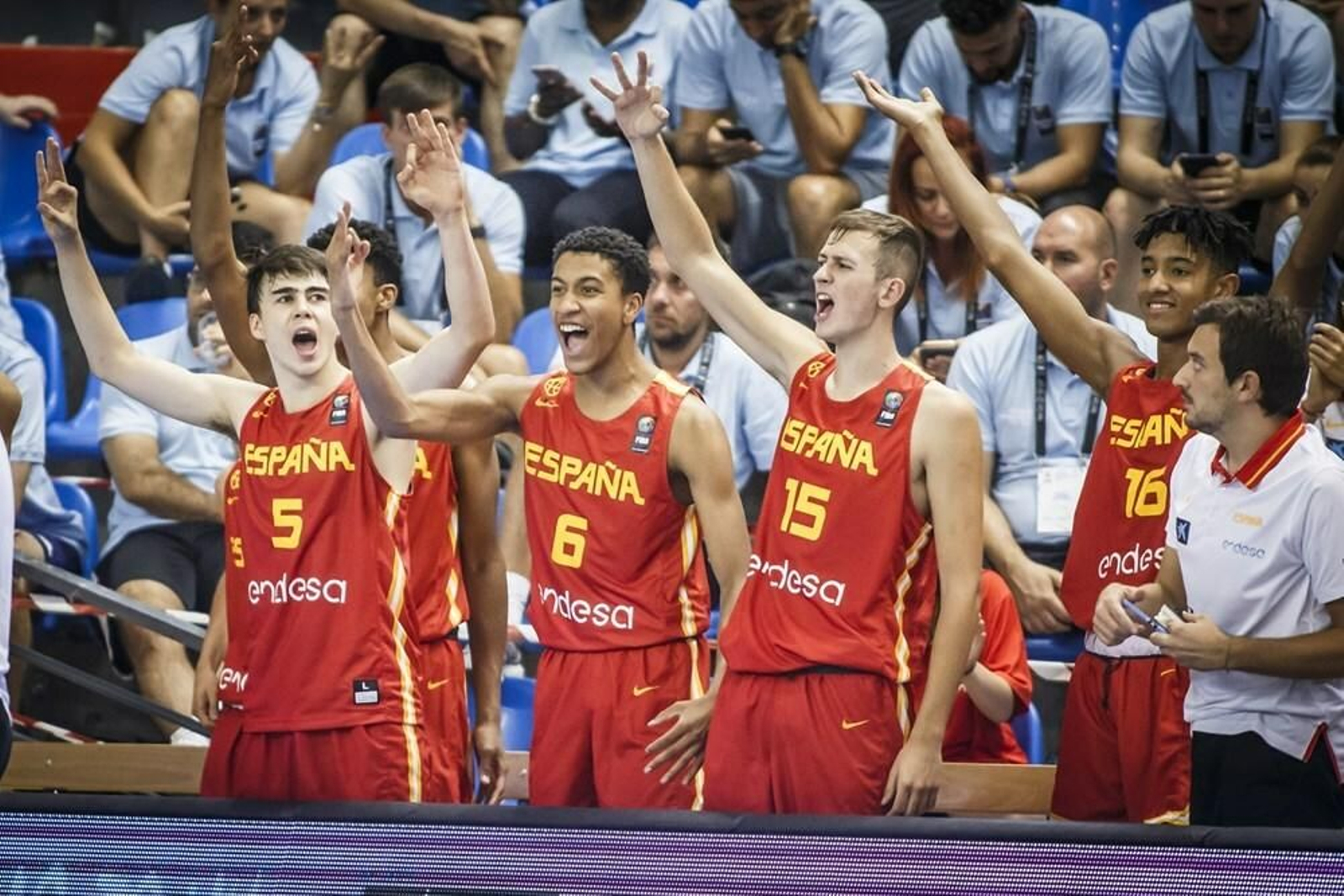Pablo Tamba y Pablo León celebran en el banquillo.